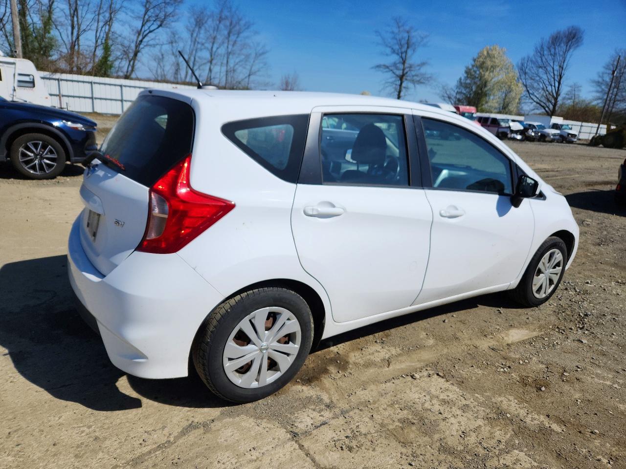 2017 Nissan Versa VIN 3N1CE2CP5HL376651 photo 3