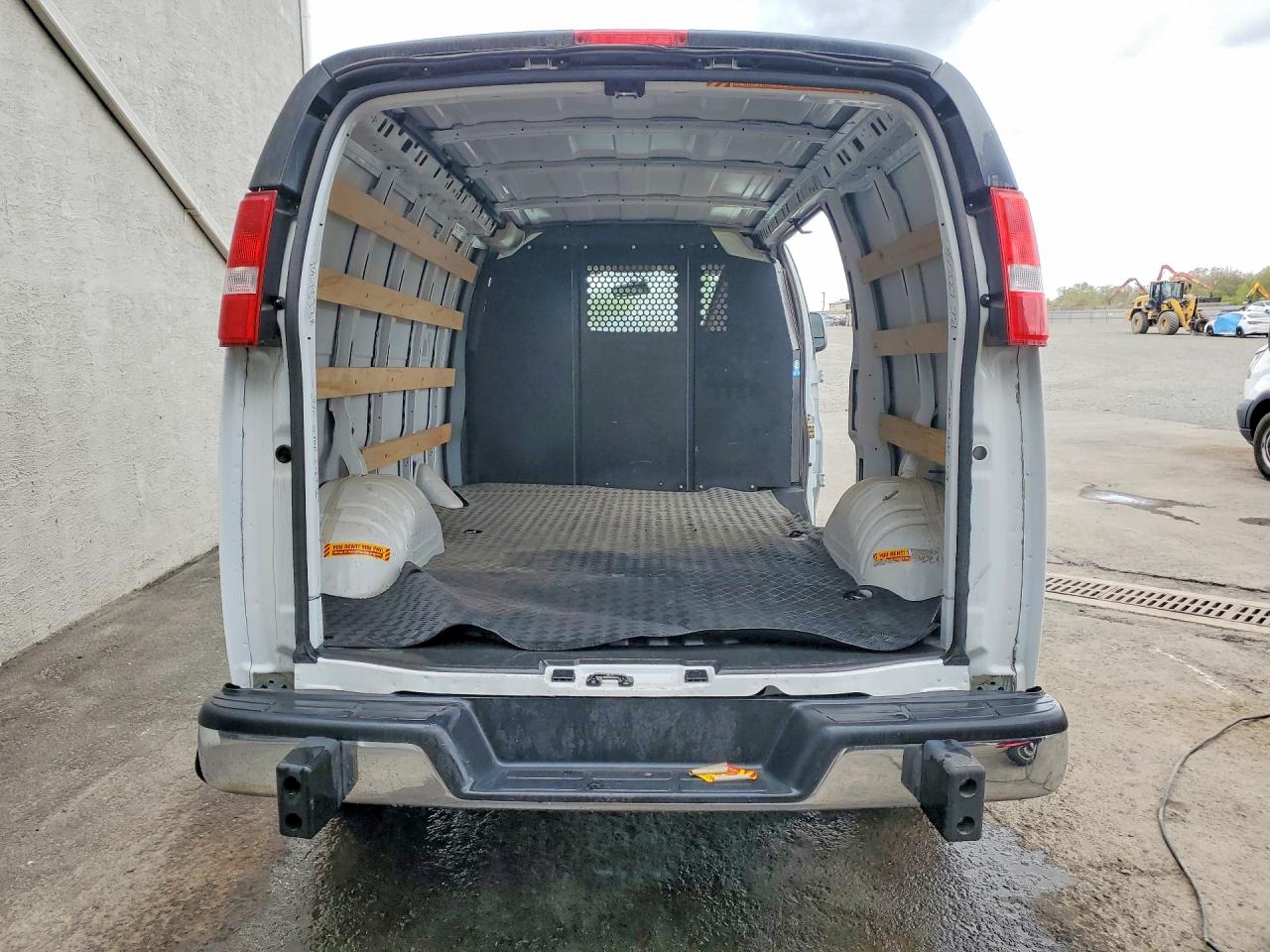 2025 GMC Savana VIN 1GTW7AFP6S1174572 photo 6
