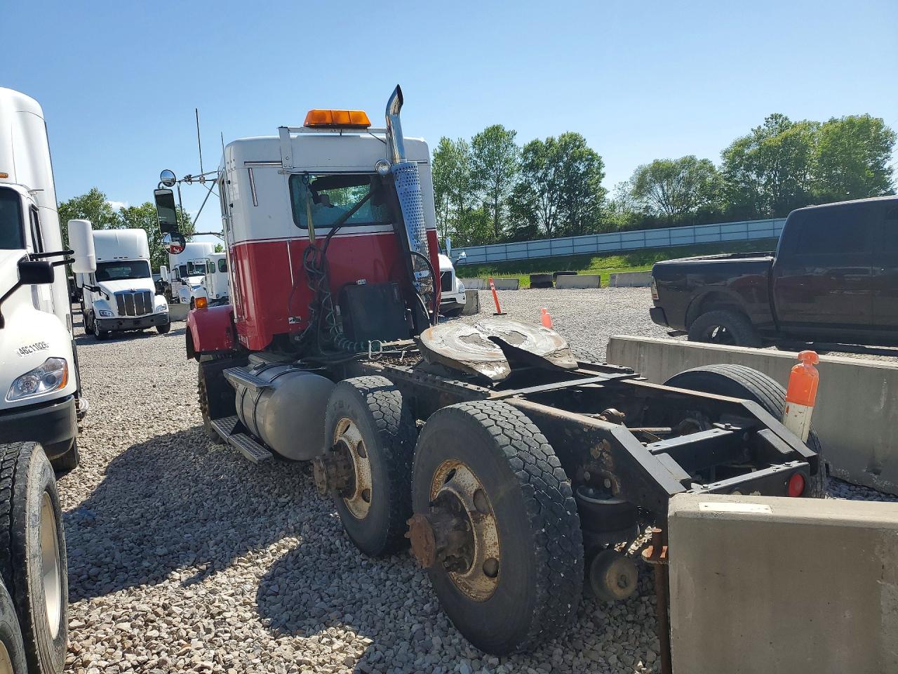 2000 KENWORTH All other VIN 1XKDD09X2YJ831077 photo 2