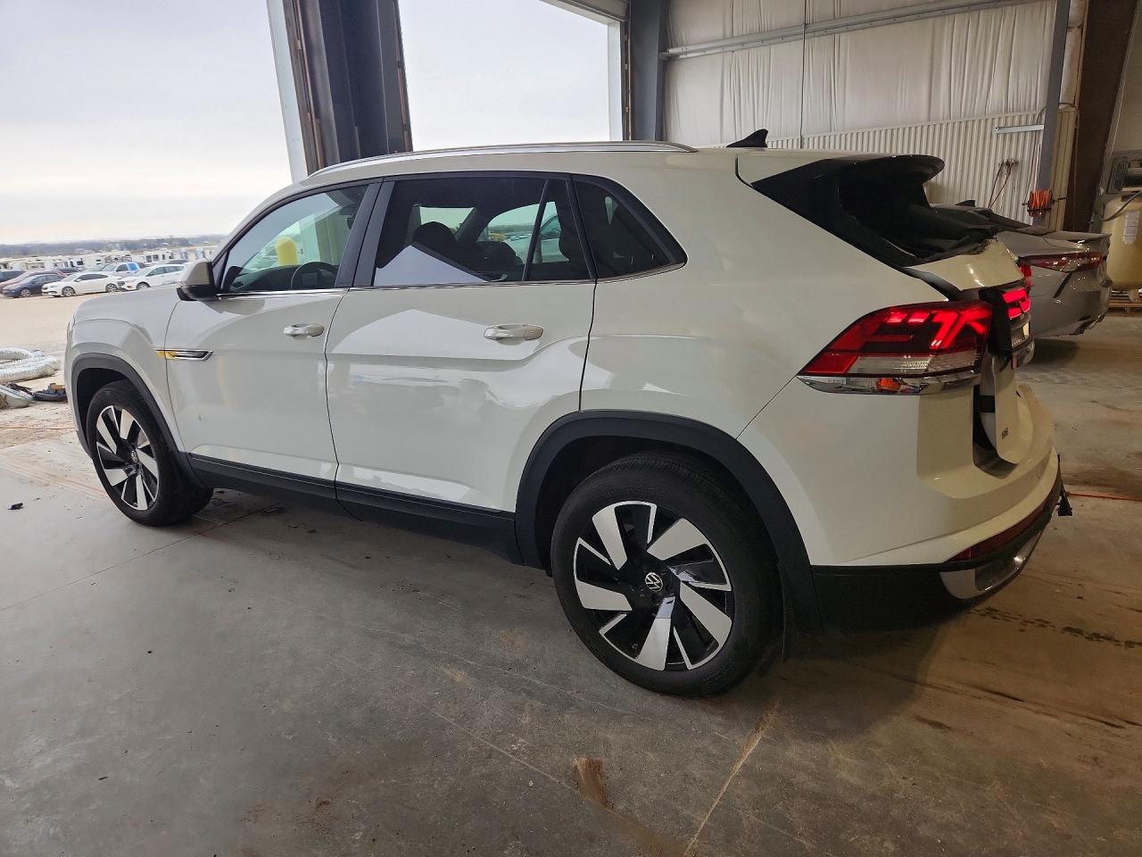 2024 Volkswagen Atlas VIN 1V2KE2CA2RC253180 photo 2