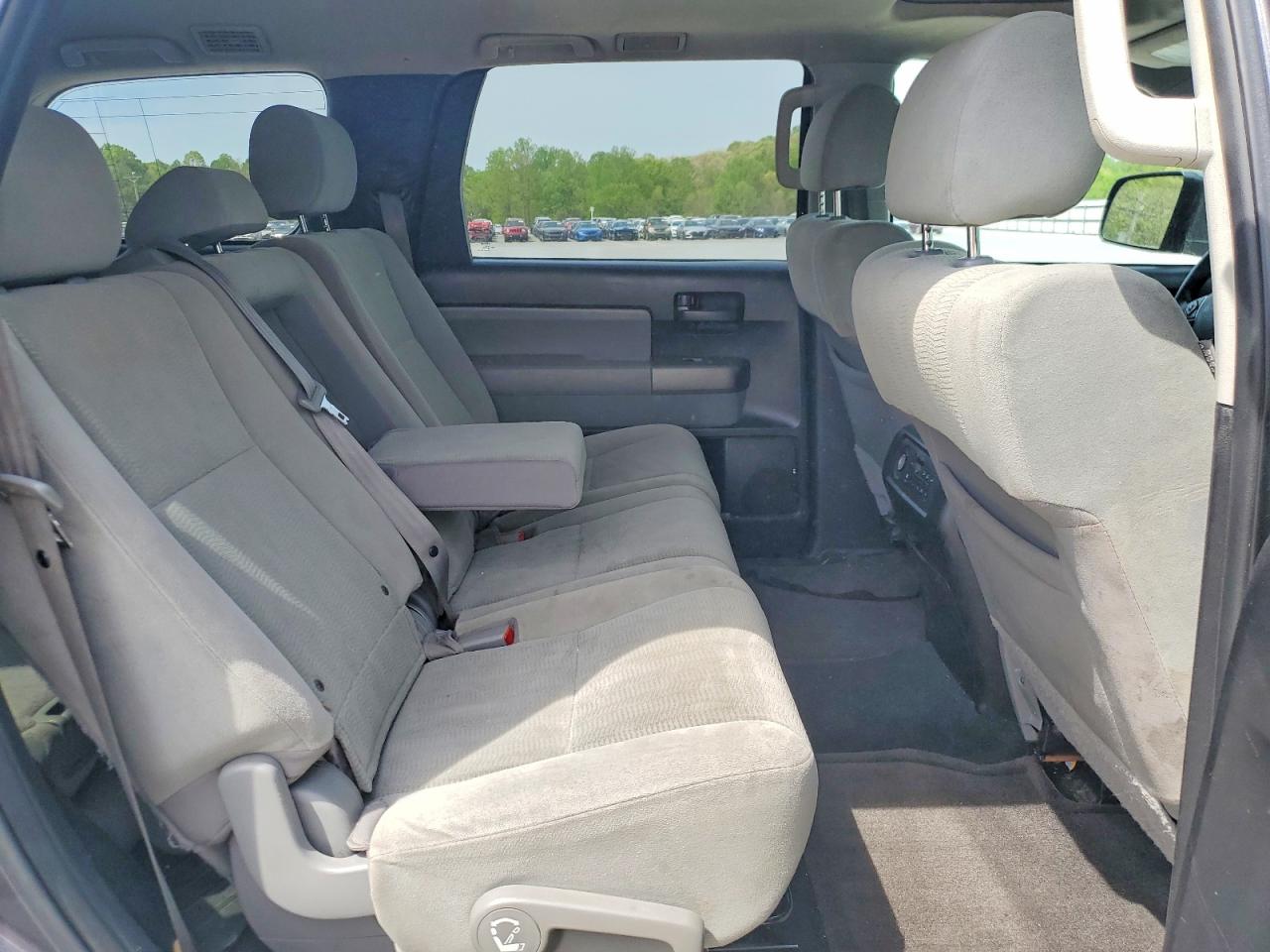 2016 Toyota Sequoia VIN 5TDBY5G15GS137908 photo 11