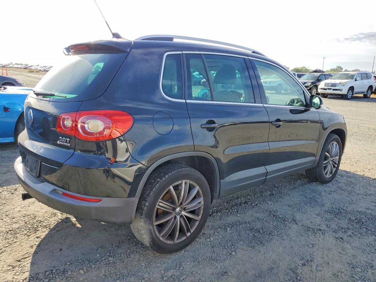 2010 Volkswagen Tiguan VIN WVGBV7AX8AW001079 photo 3