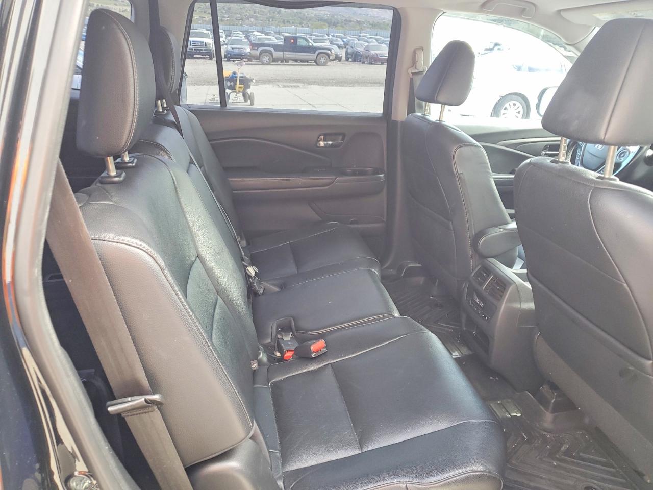 2016 Honda Pilot VIN 5FNYF5H5XGB033341 photo 11