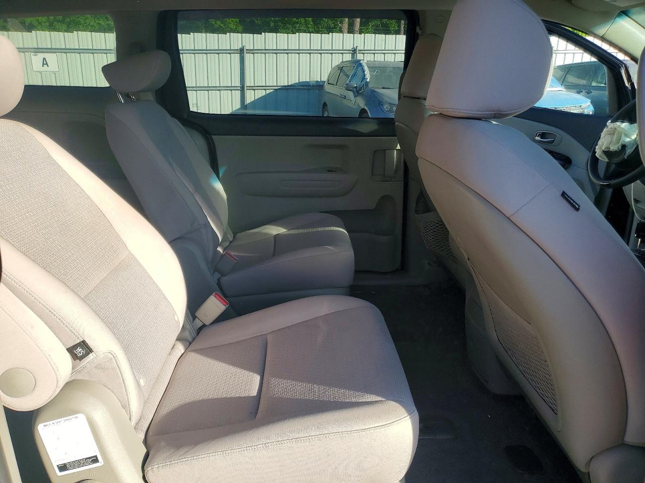 2018 Kia SEDONA VIN KNDMB5C17J6390526 photo 11