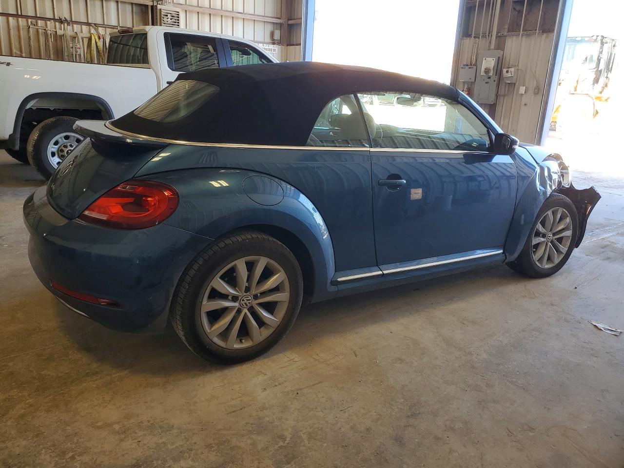 2017 Volkswagen Beetle VIN 3VW517AT7HM813992 photo 3