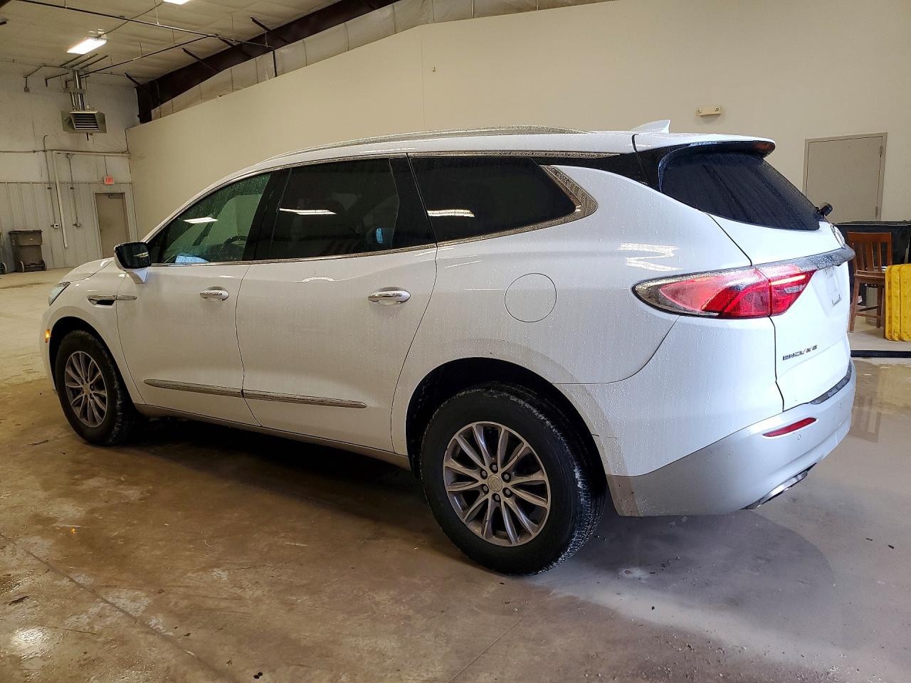 2022 Buick Enclave VIN 5GAERCKW9NJ134295 photo 2
