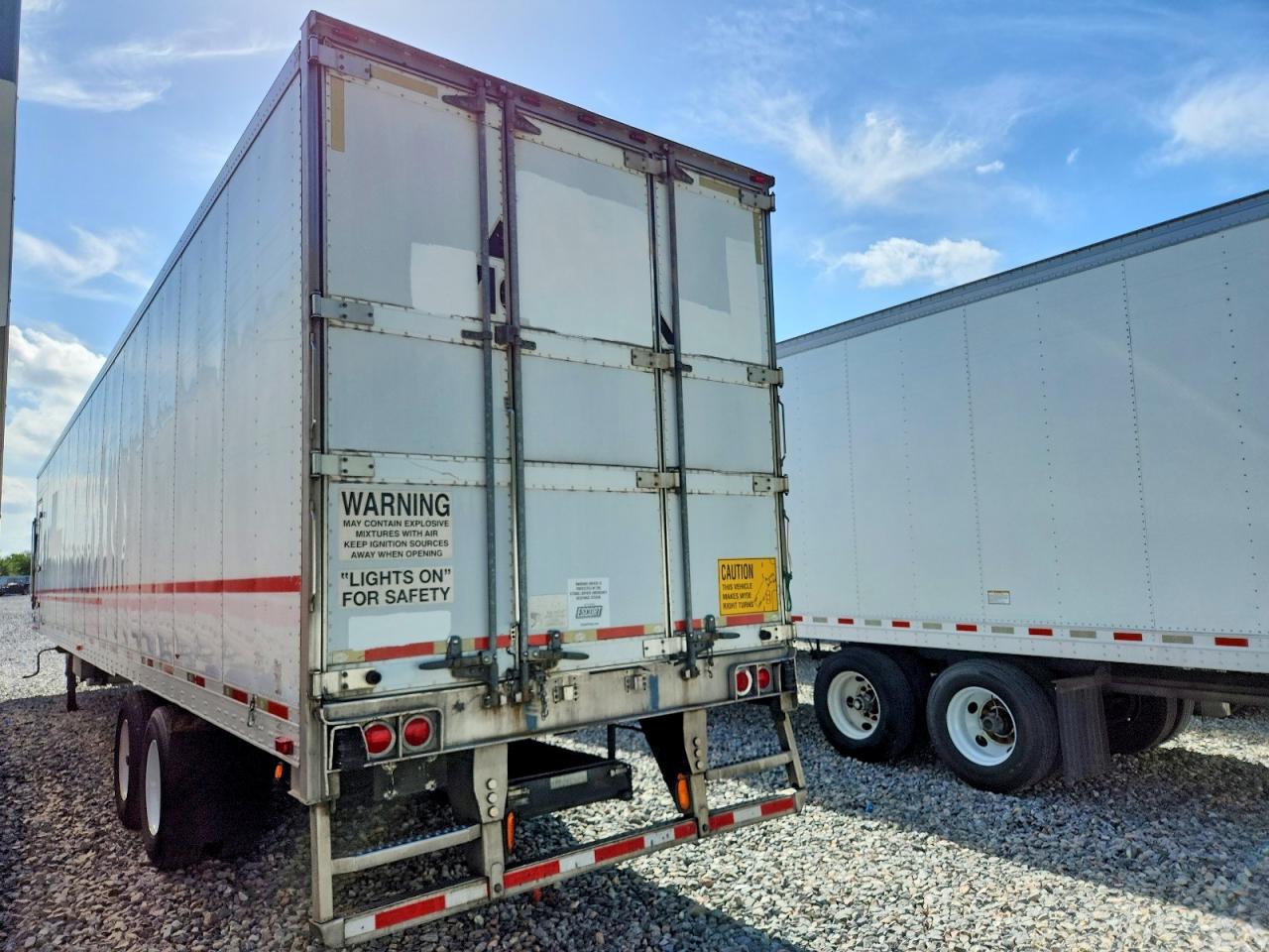 2011 UTILITY All models VIN 1UYVS2534BM063615 photo 3