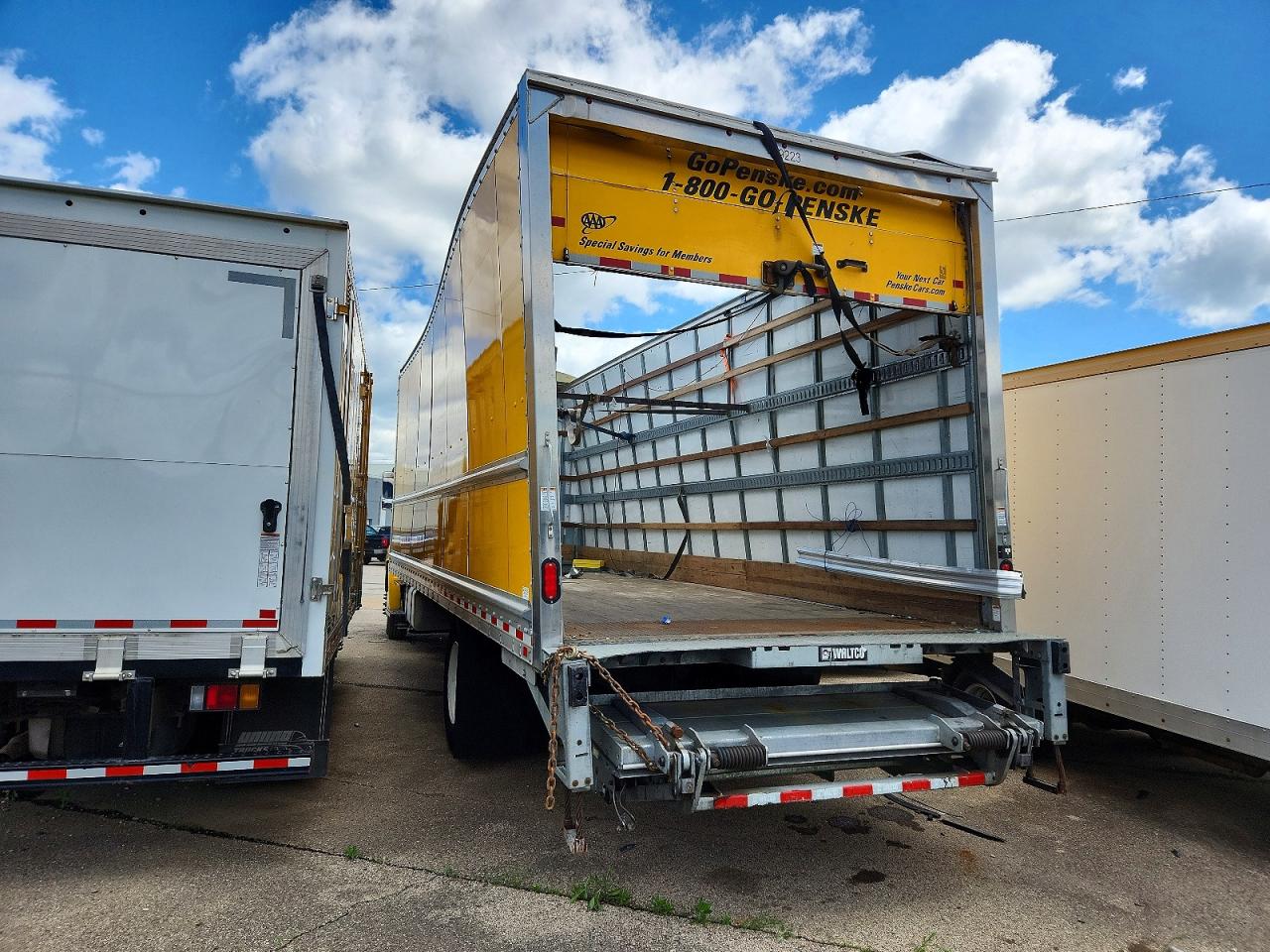 2023 HINO All other VIN 5PVNJ7AV9P5T52609 photo 3
