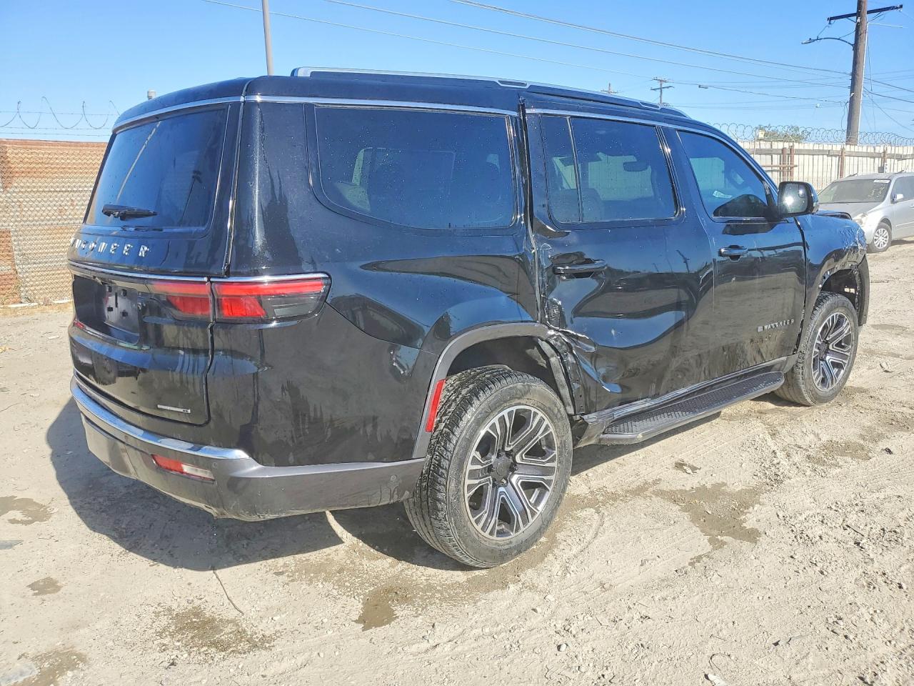 2022 Jeep Wagoneer VIN 1C4SJVAT0NS205891 photo 3