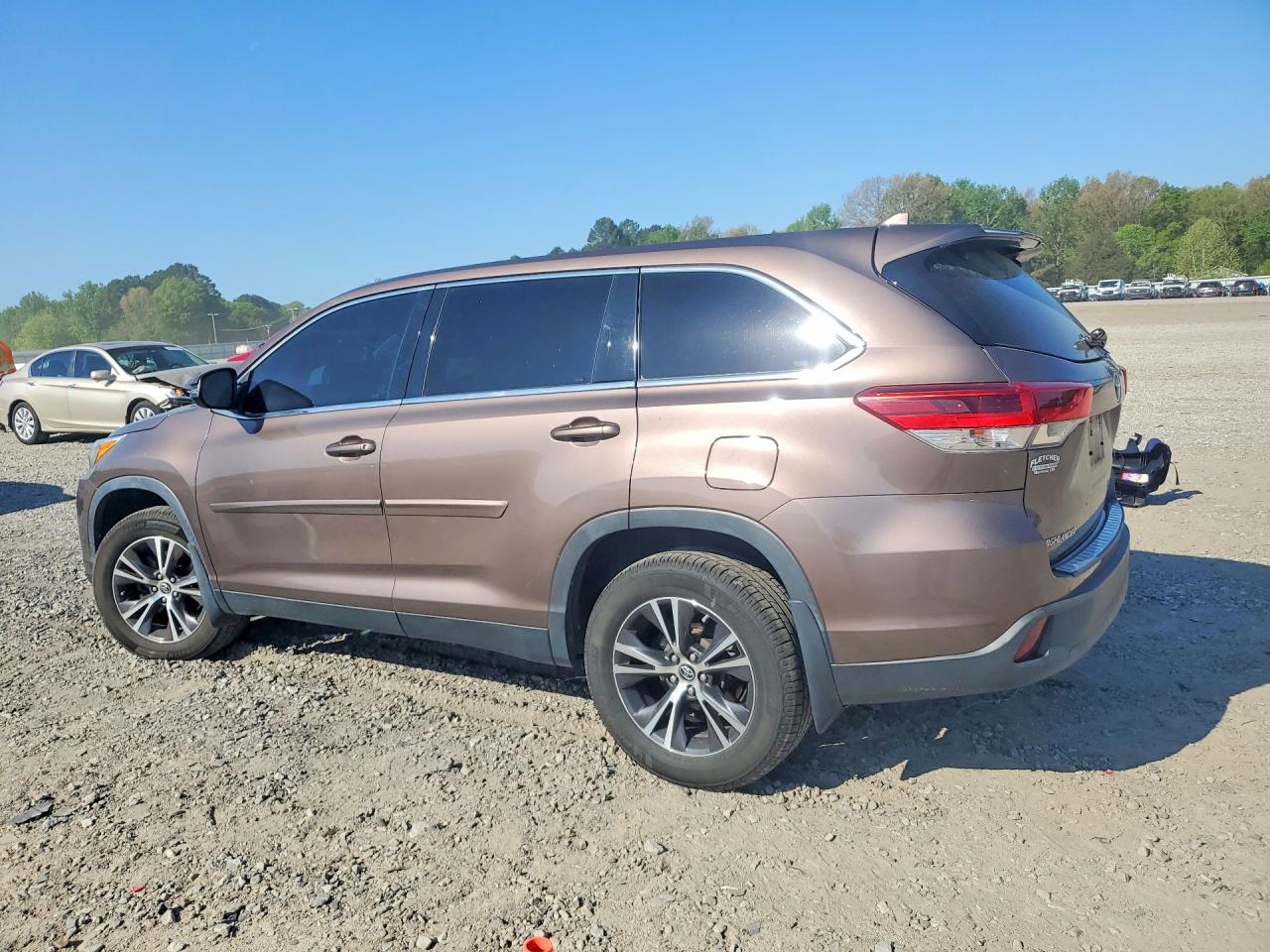 2019 Toyota Highlander VIN 5TDBZRFH7KS700663 photo 2