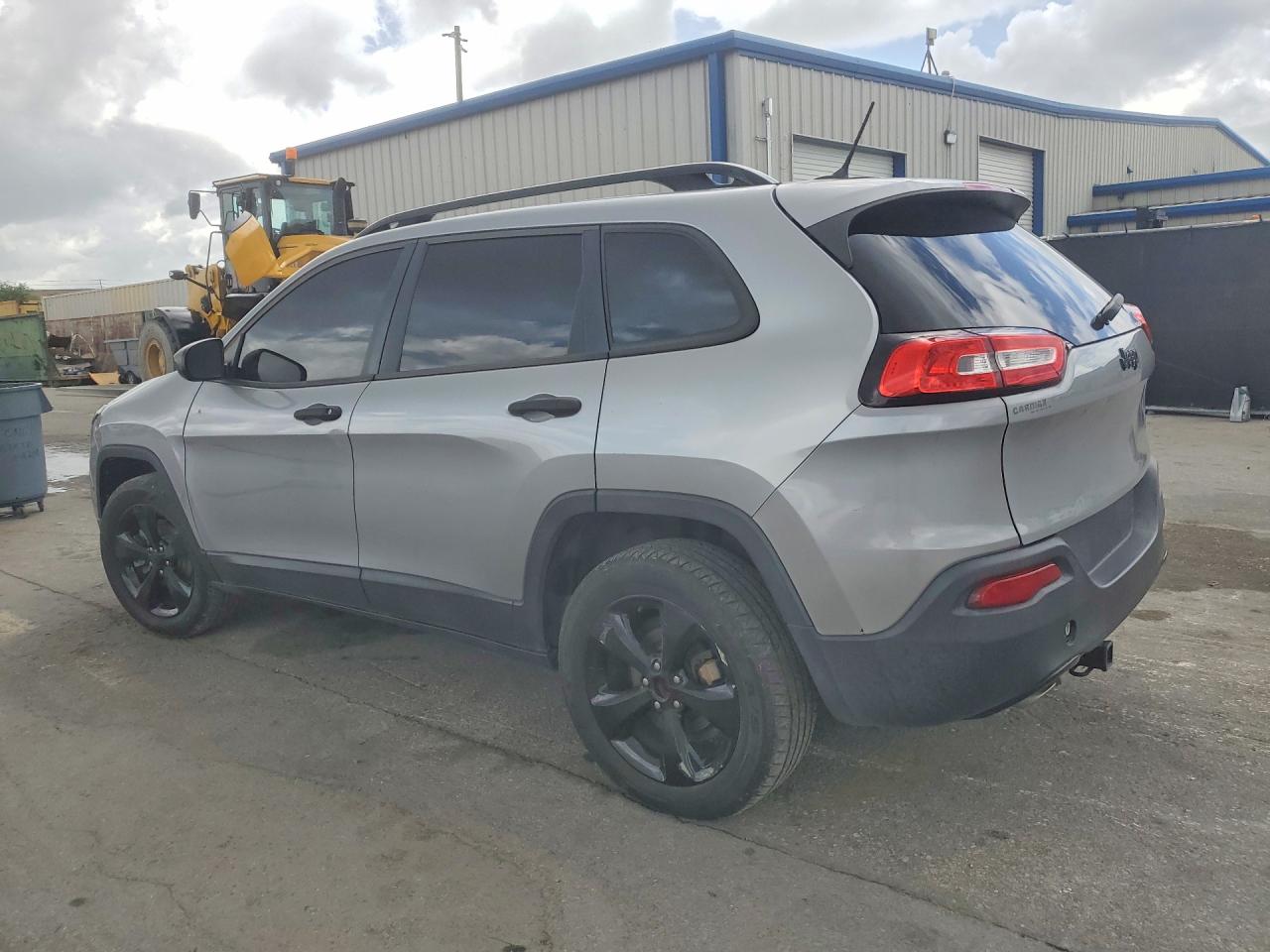 2017 Jeep Cherokee VIN 1C4PJLABXHW540915 photo 2