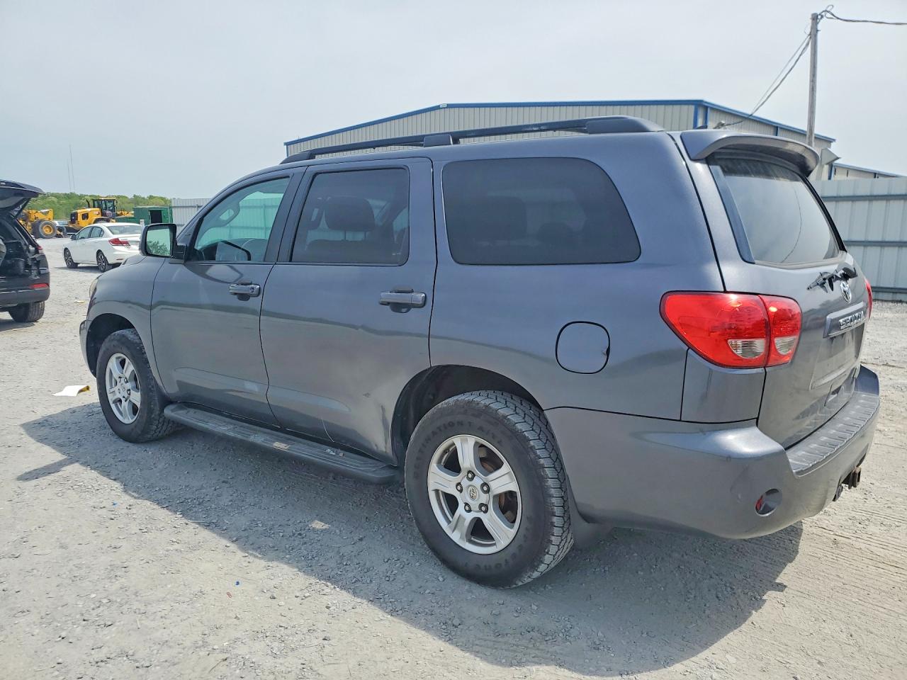 2016 Toyota Sequoia VIN 5TDBY5G15GS137908 photo 2