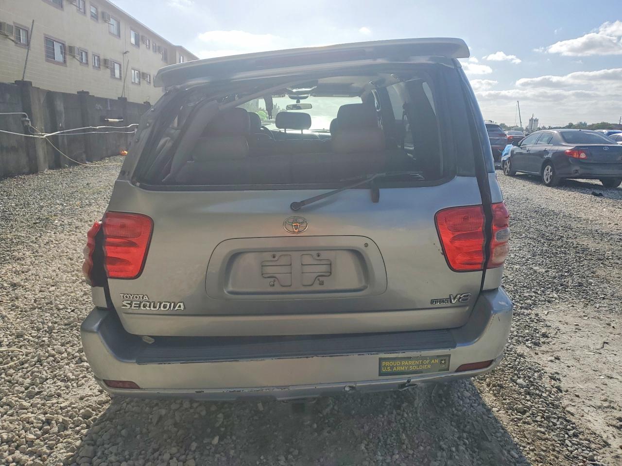2002 Toyota Sequoia VIN 5TDZT34A52S061556 photo 6