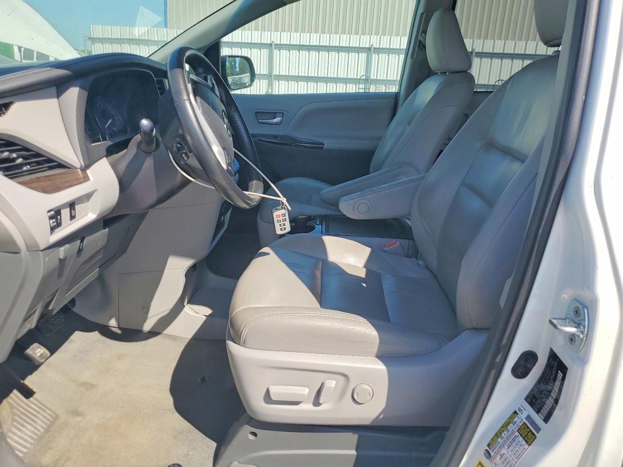 2016 Toyota Sienna VIN 5TDYK3DC7GS722785 photo 7
