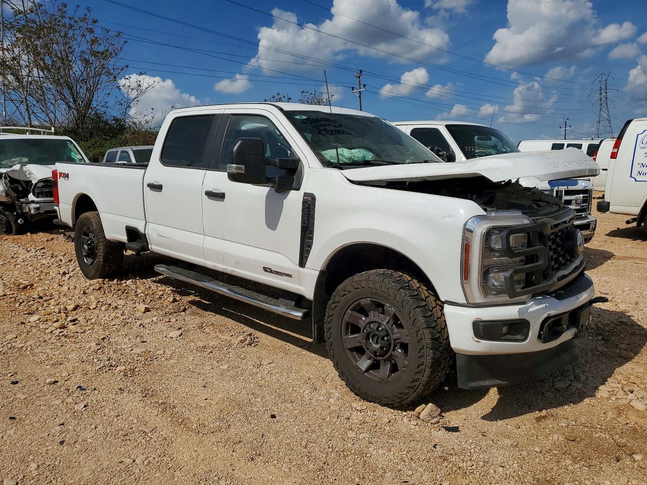 2024 Ford F350 VIN 1FT8W3BT7REE20588 photo 4