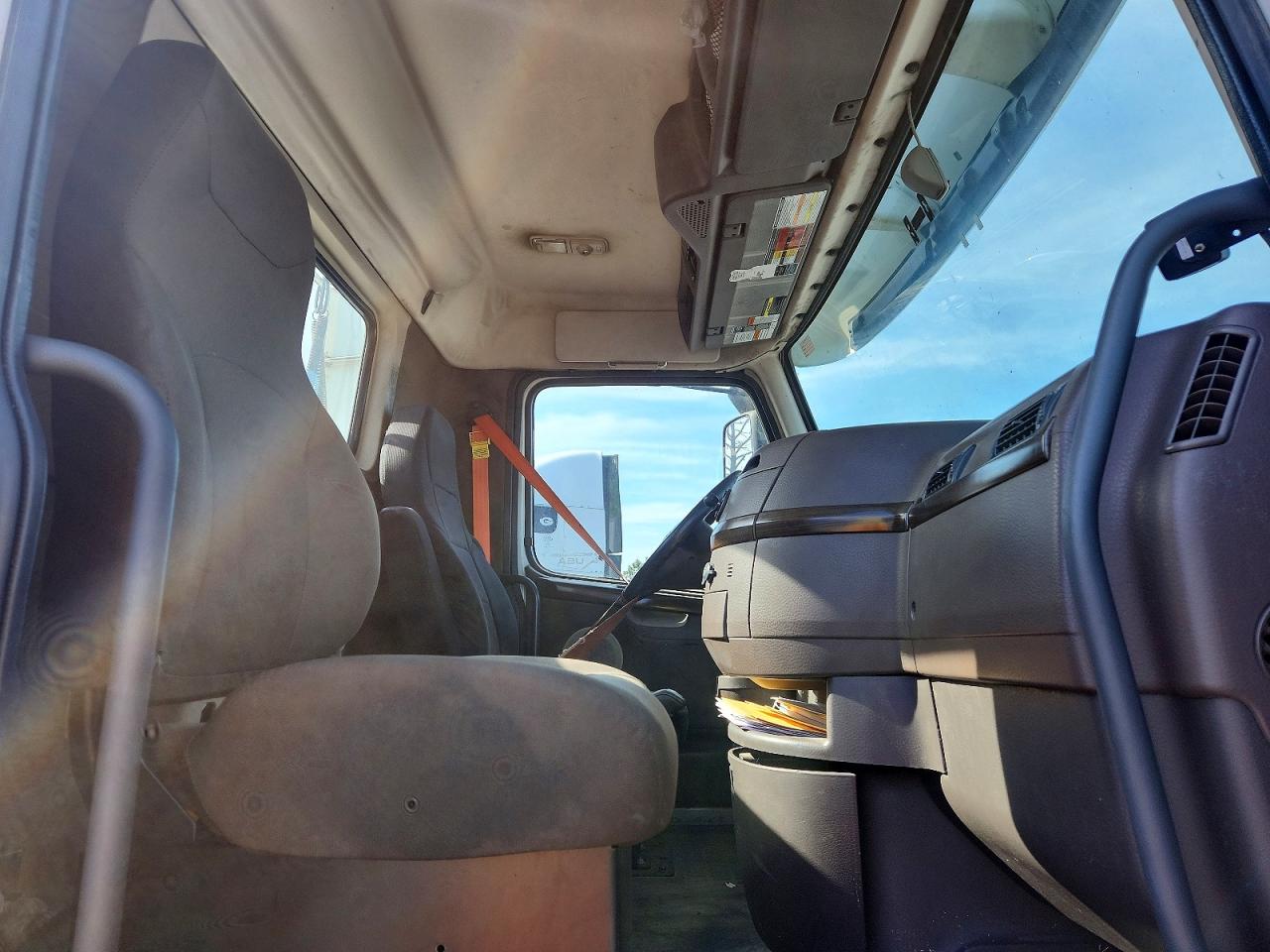 2016 Volvo Vn VIN 4V4NC9EH6GN948761 photo 5