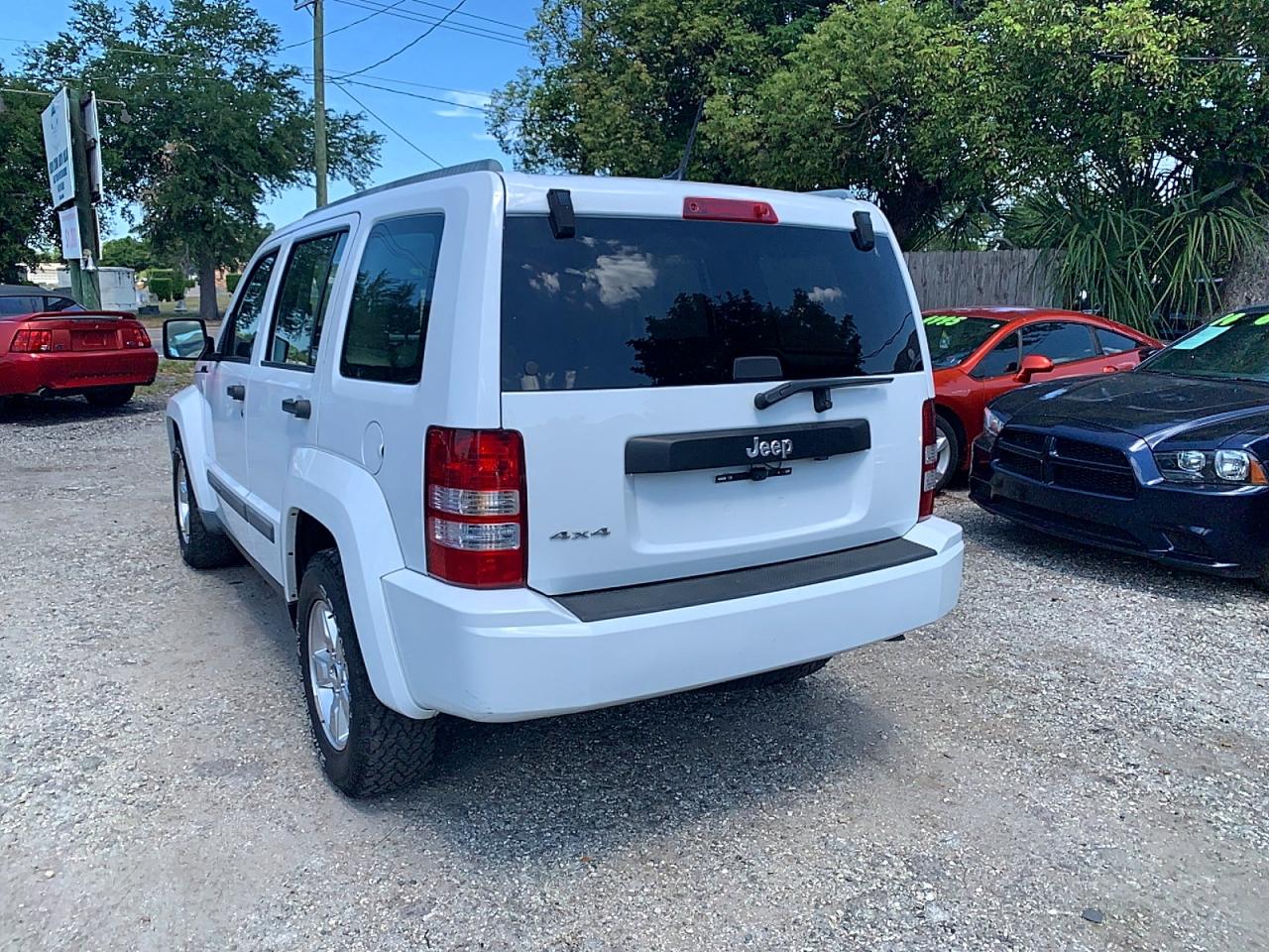 2011 Jeep Liberty VIN 1J4PN2GK2BW592689 photo 3