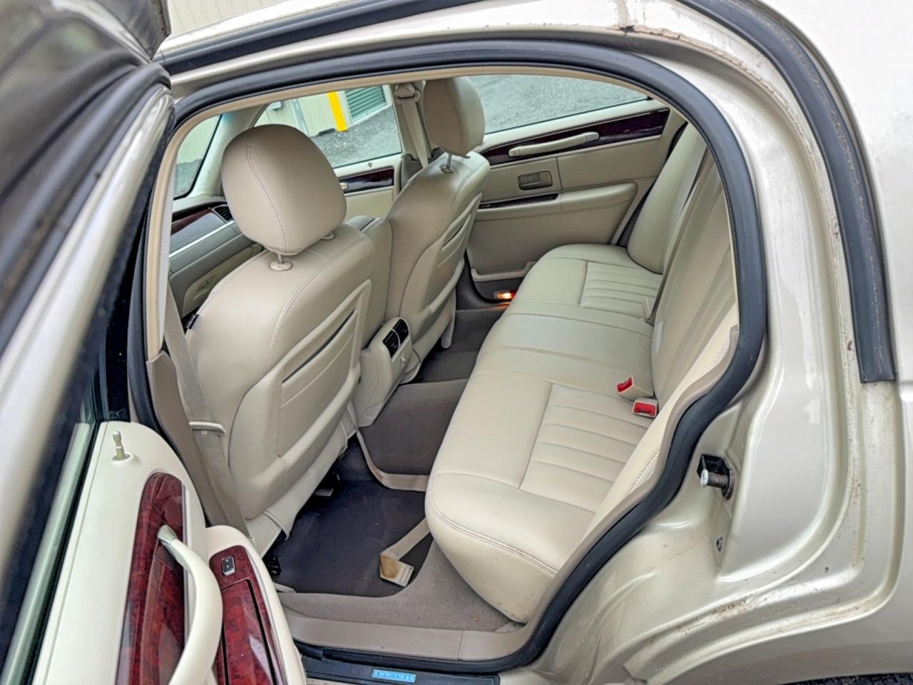 2005 Lincoln Towncar VIN 1LNHM81W35Y668923 photo 6