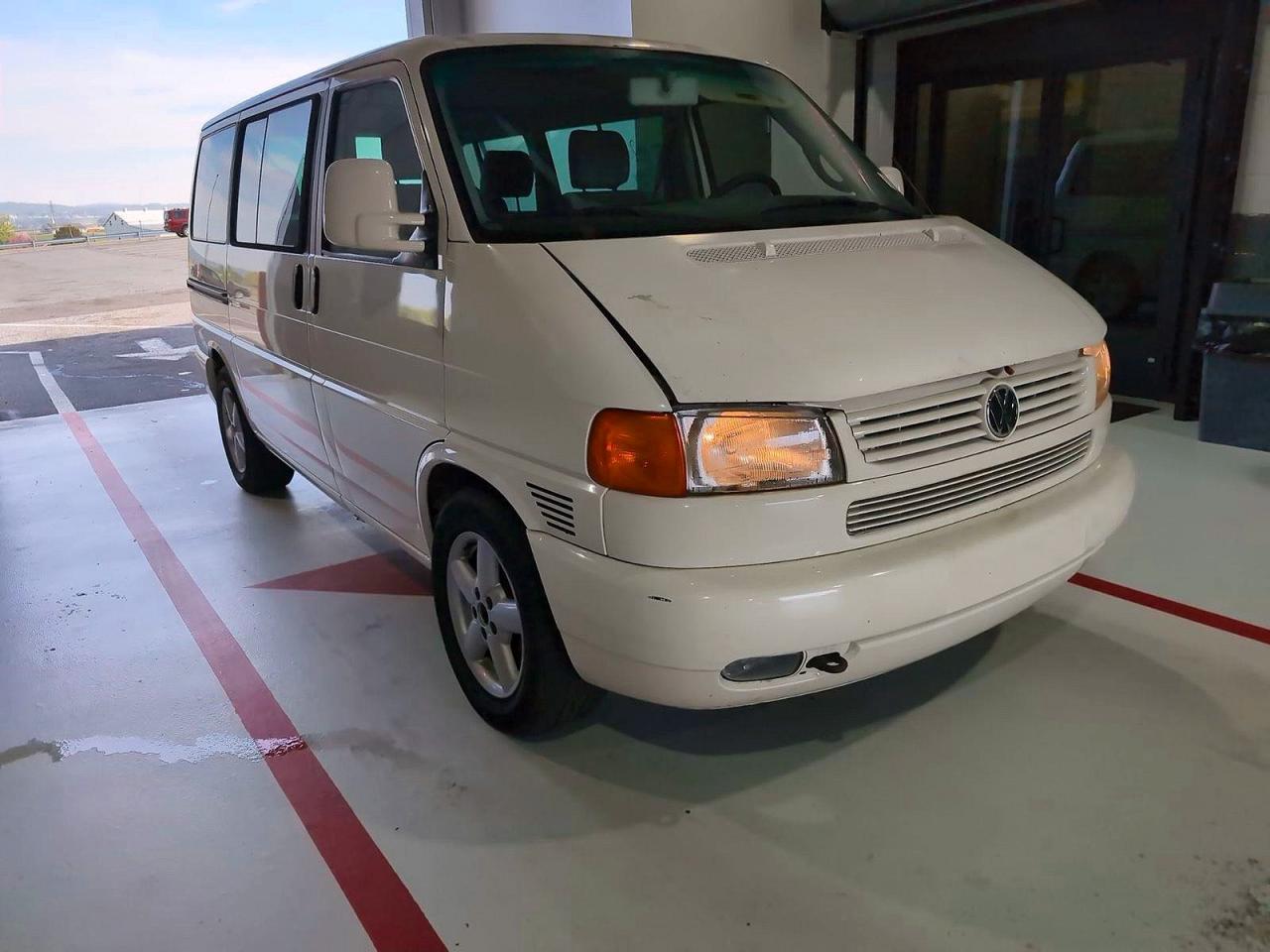 2002 Volkswagen Eurovan VIN WV2KB47042H065049 photo 1