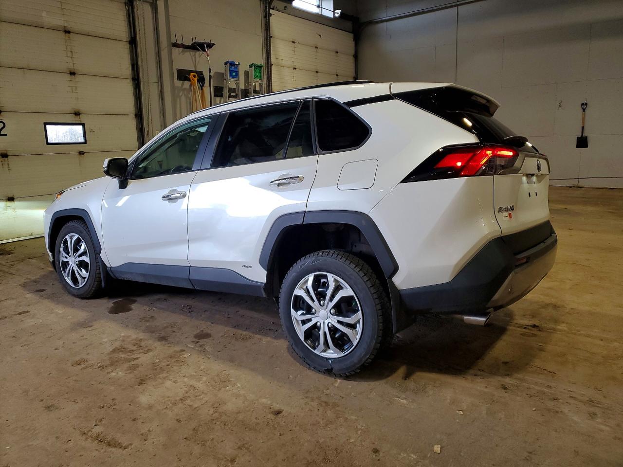 2024 Toyota Rav4 VIN 2T3DWRFV2RW243728 photo 2