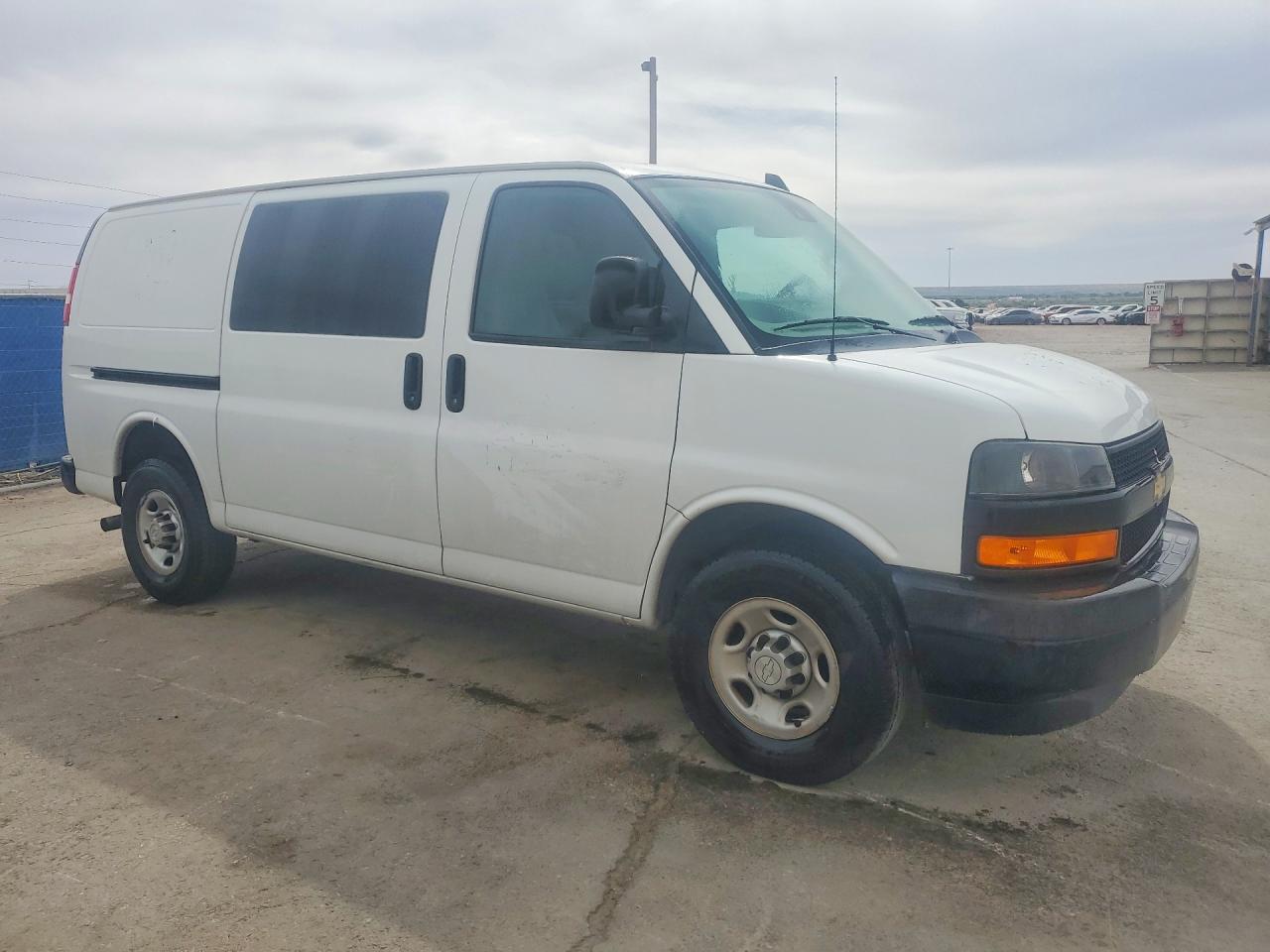 2019 CHEV Express VIN 1GCWGAFP3K1372428 photo 4
