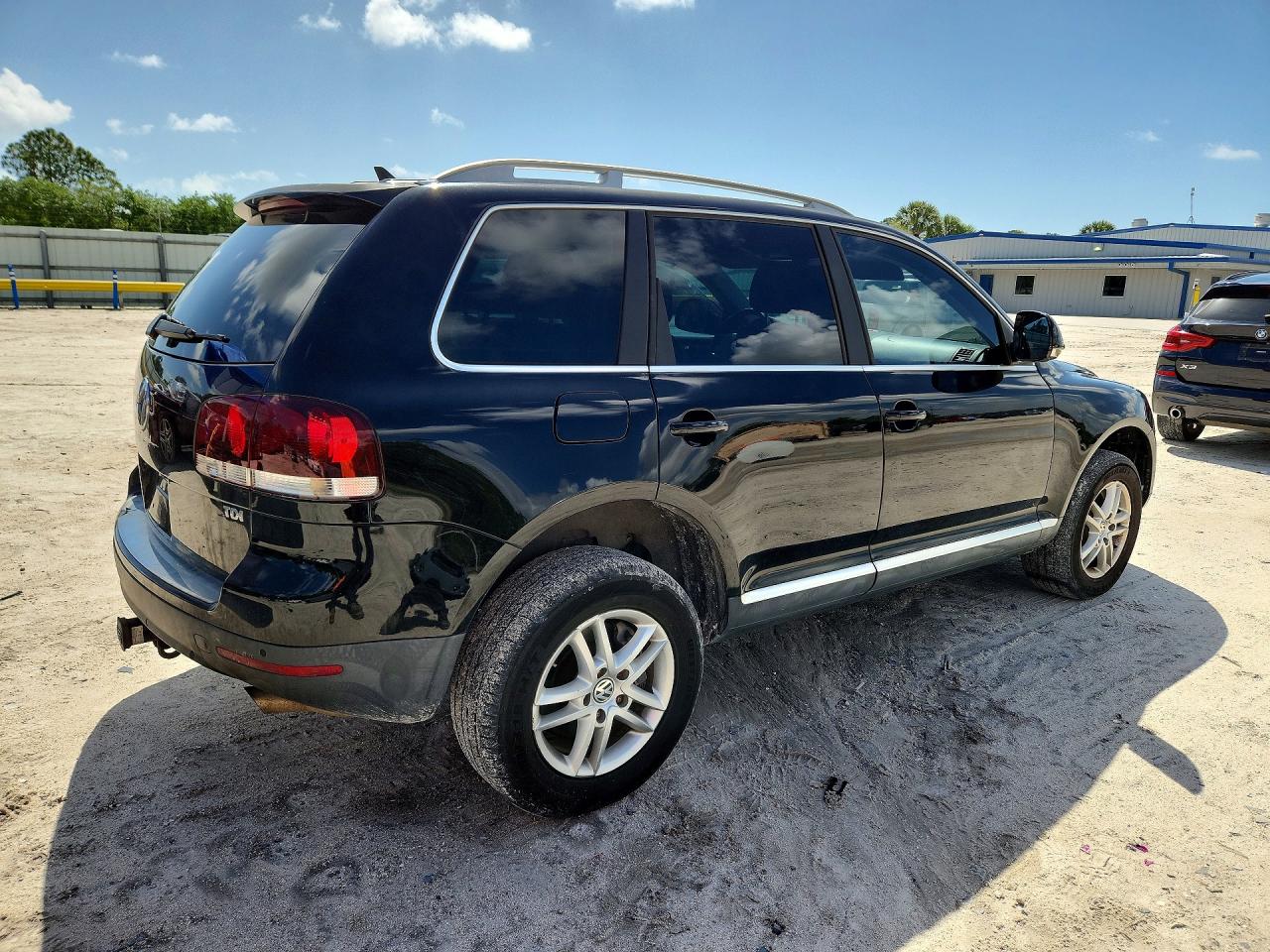 2010 Volkswagen Touareg td VIN WVGFK7A90AD000497 photo 3