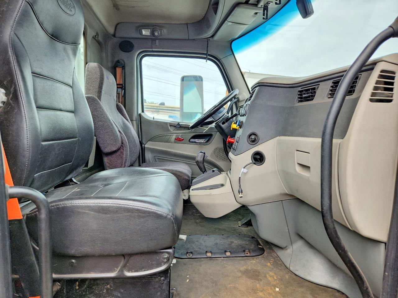 2018 PETERBILT All models VIN 1XPBD49X3JD479043 photo 5