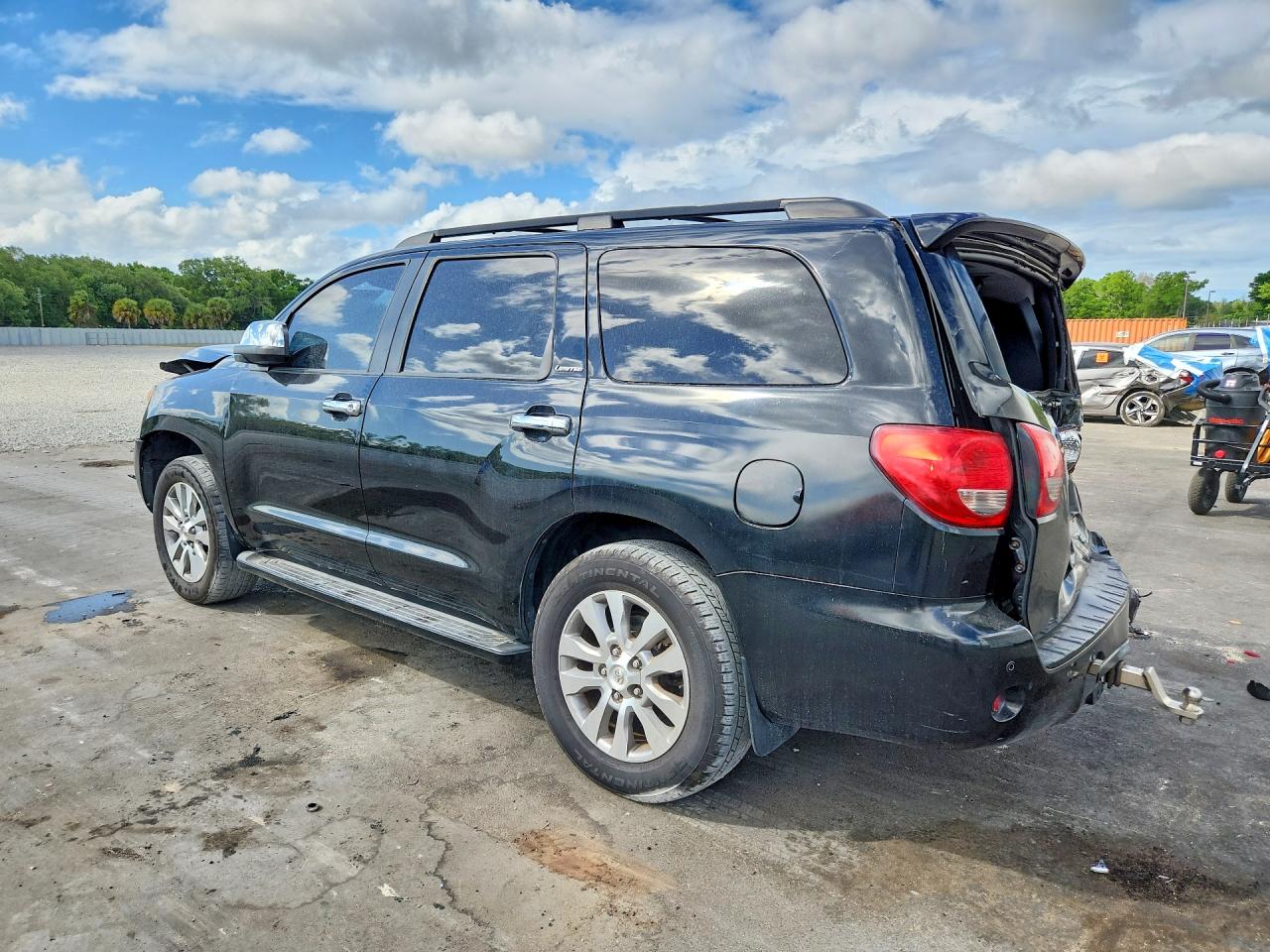2011 Toyota Sequoia VIN 5TDJW5G1XBS052007 photo 2