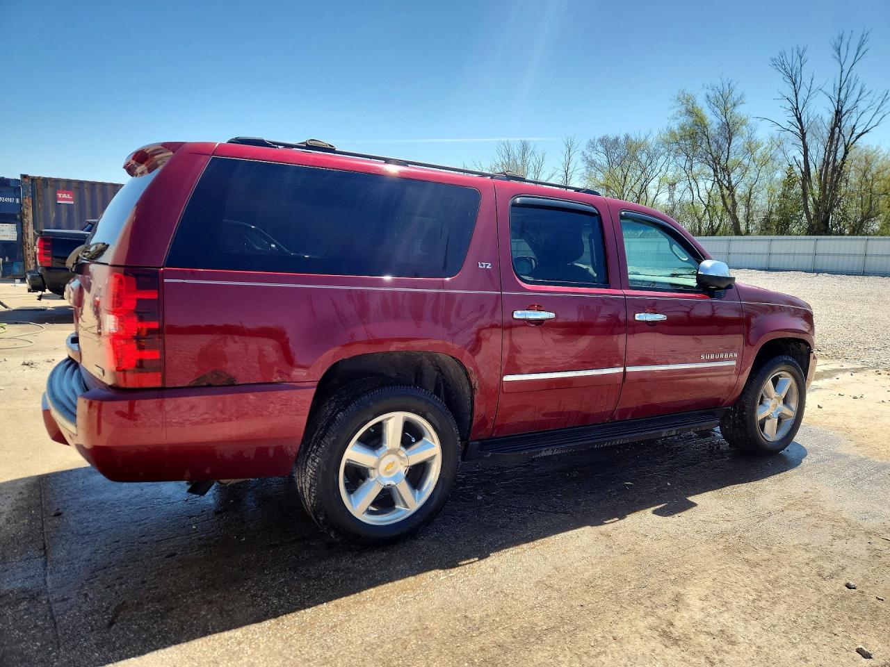 2010 Chevrolet Suburban VIN 1GNUKKE39AR278913 photo 3