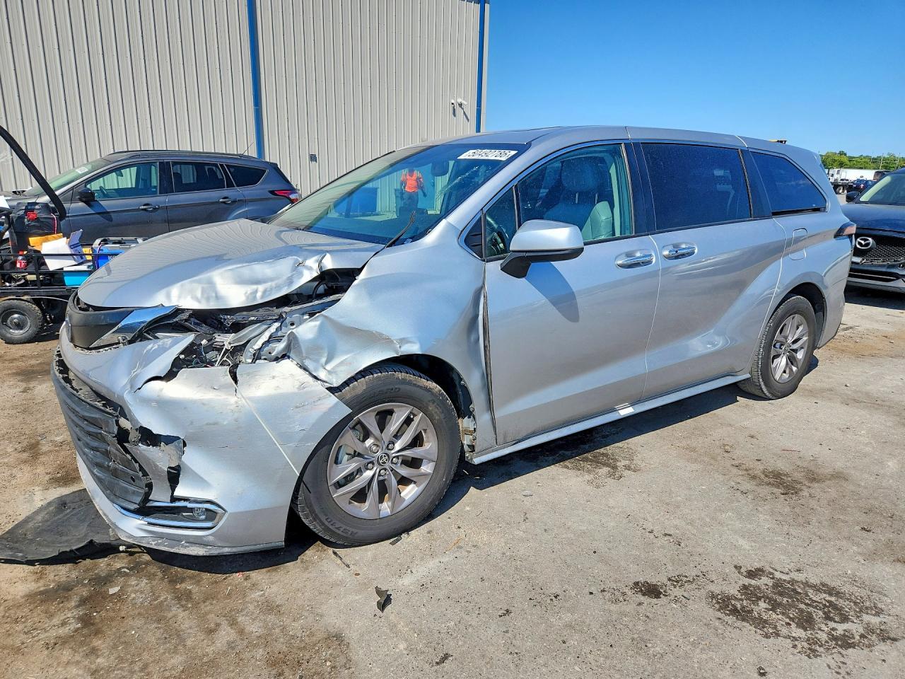 2022 Toyota Sienna VIN 5TDYRKEC1NS114813 photo 1