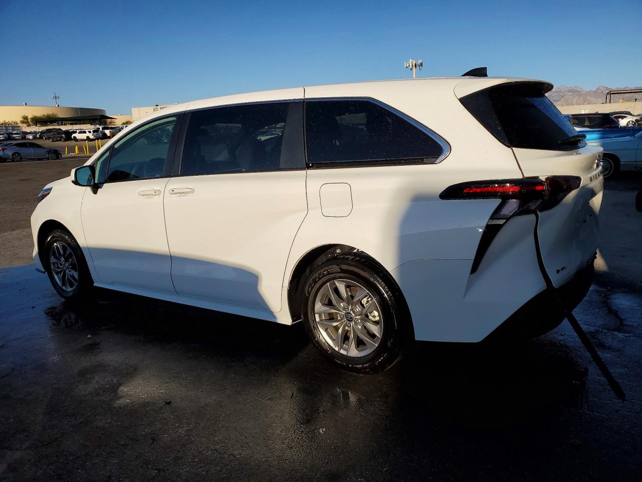 2026 Toyota Sienna VIN 5TDKRKEC3TS297912 photo 2