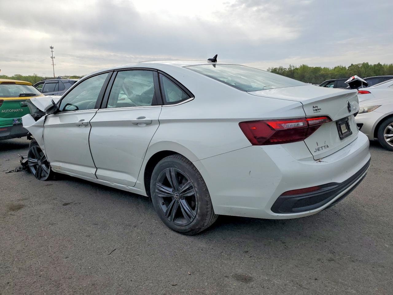 2022 Volkswagen Jetta VIN 3VW7M7BU6NM031461 photo 2