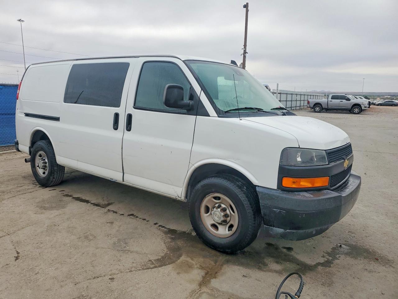 2019 CHEV Express VIN 1GCWGAFPXK1372099 photo 4