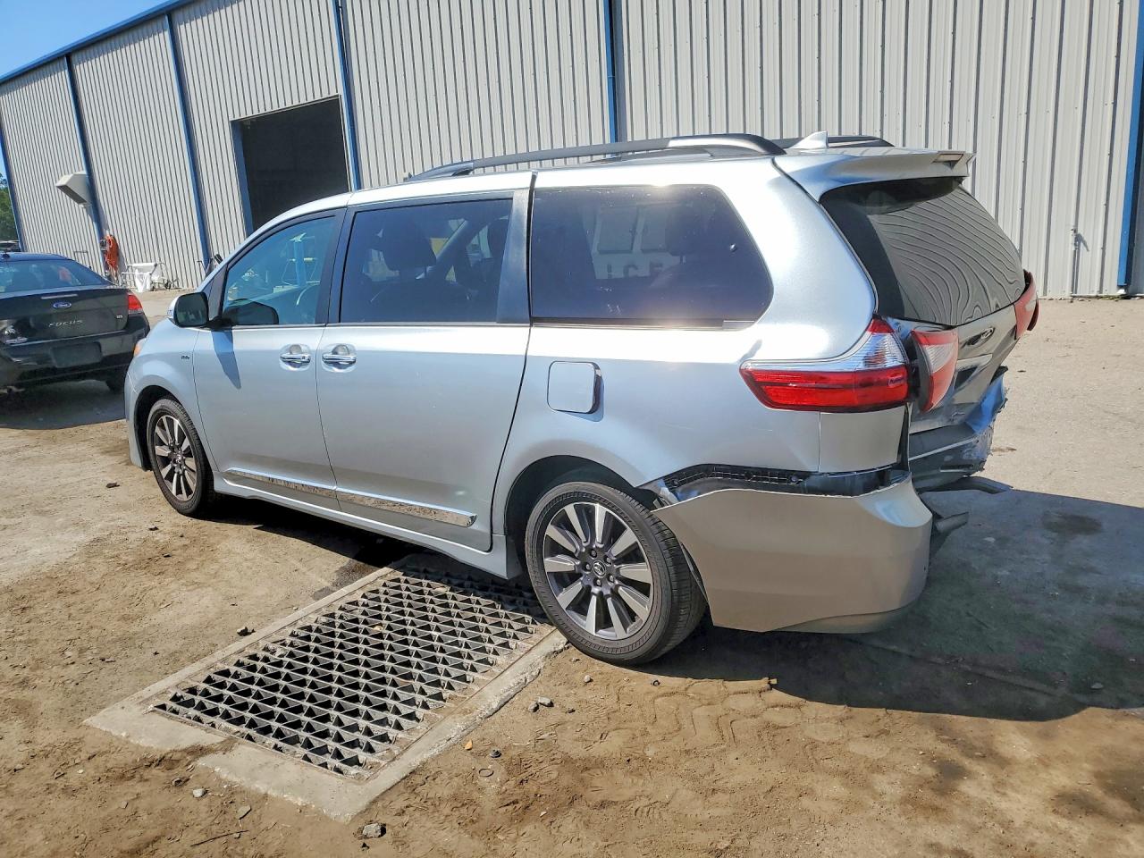 2019 Toyota Sienna VIN 5TDDZ3DC6KS216254 photo 2