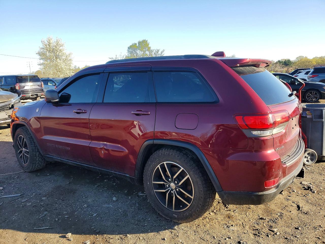 2018 Jeep Cherokee VIN 1C4RJFLG4JC230043 photo 2
