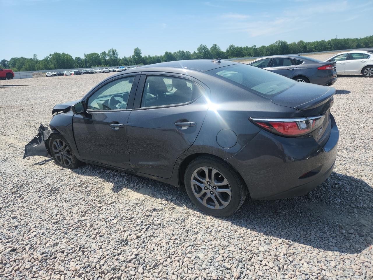 2019 Toyota Yaris VIN 3MYDLBYV6KY513350 photo 2