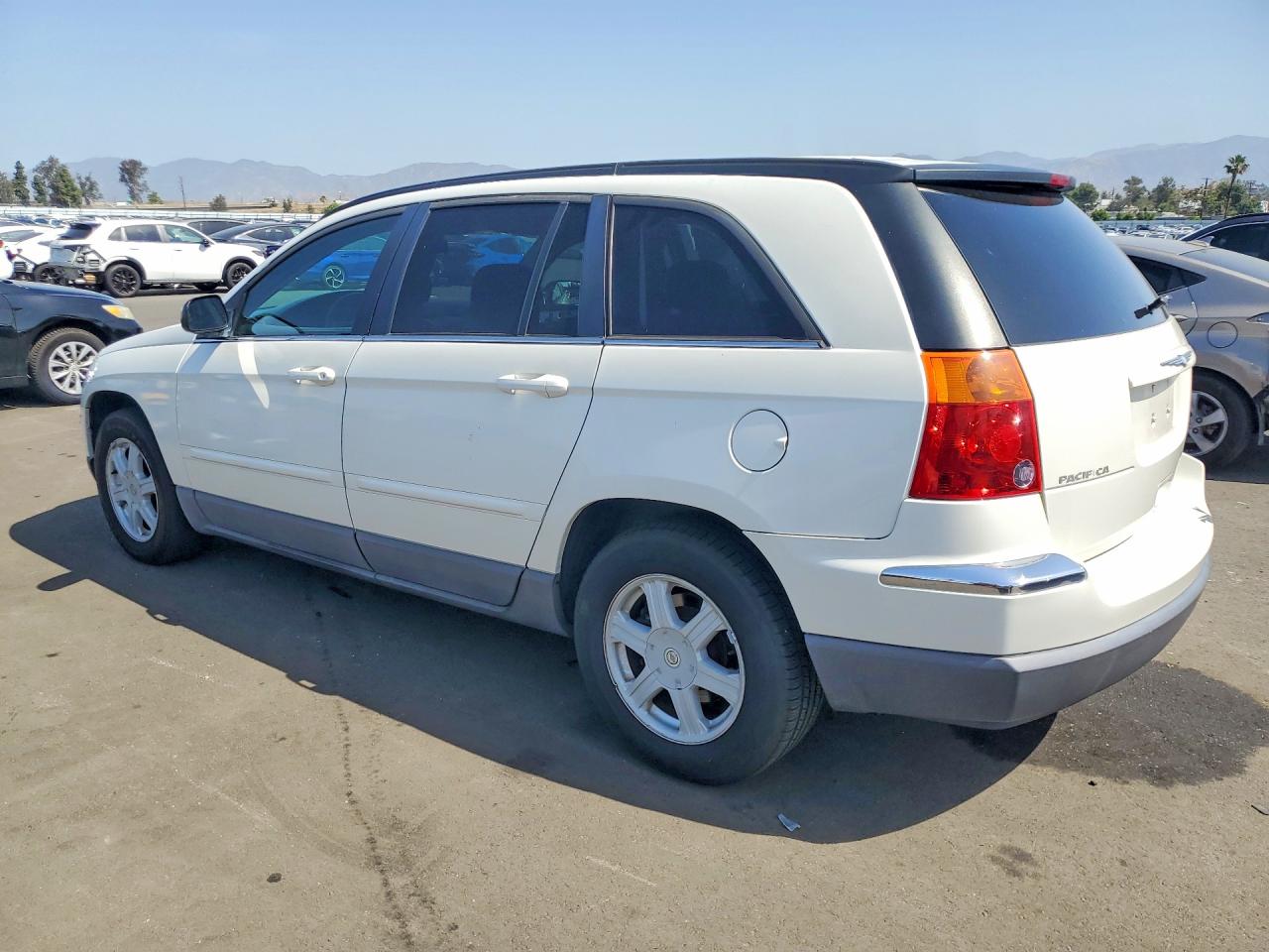 2005 CHRYSLER Pacifica VIN 2C4GM68425R353527 photo 2