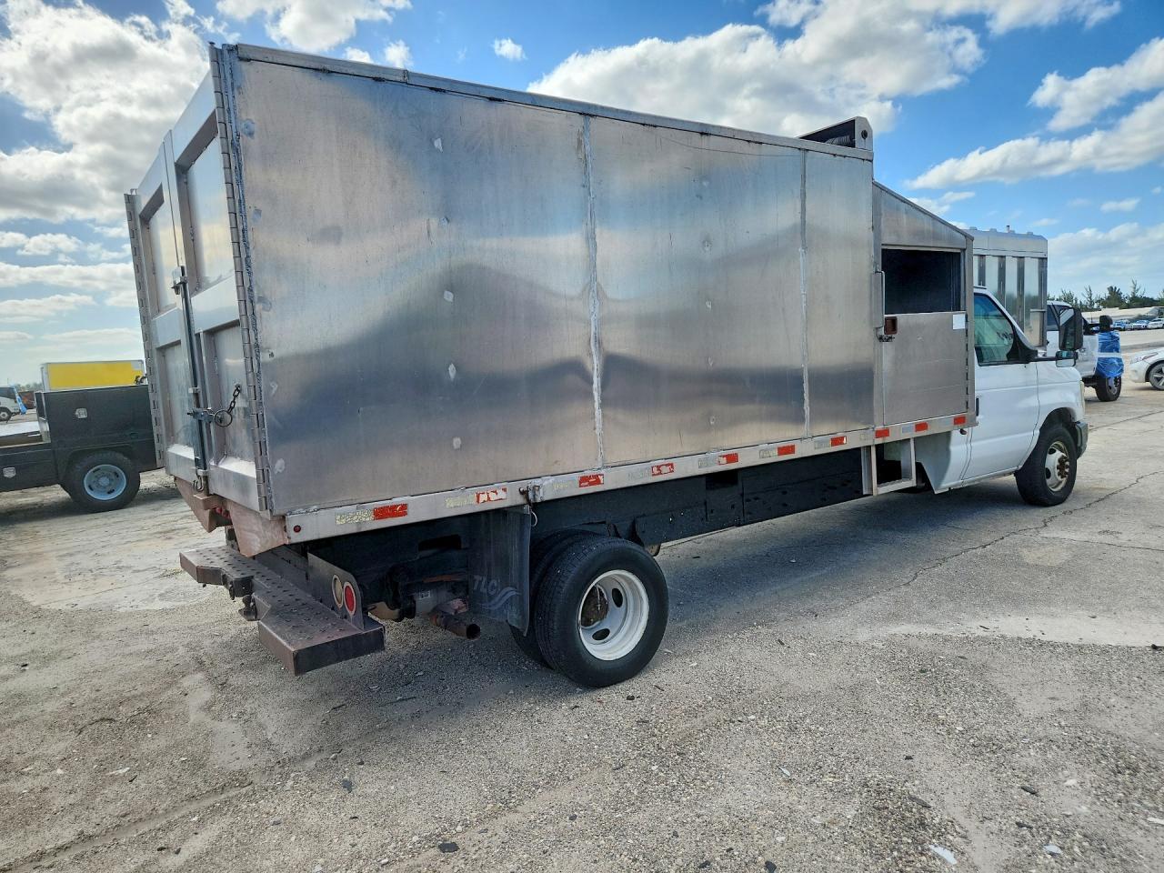 2011 Ford Econoline VIN 1FDXE4FS8BDA96693 photo 3