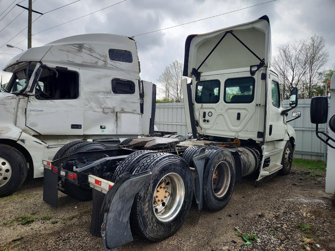 2023 FREIGHTLINER All other VIN 3AKJHLDV2PSNT4529 photo 4