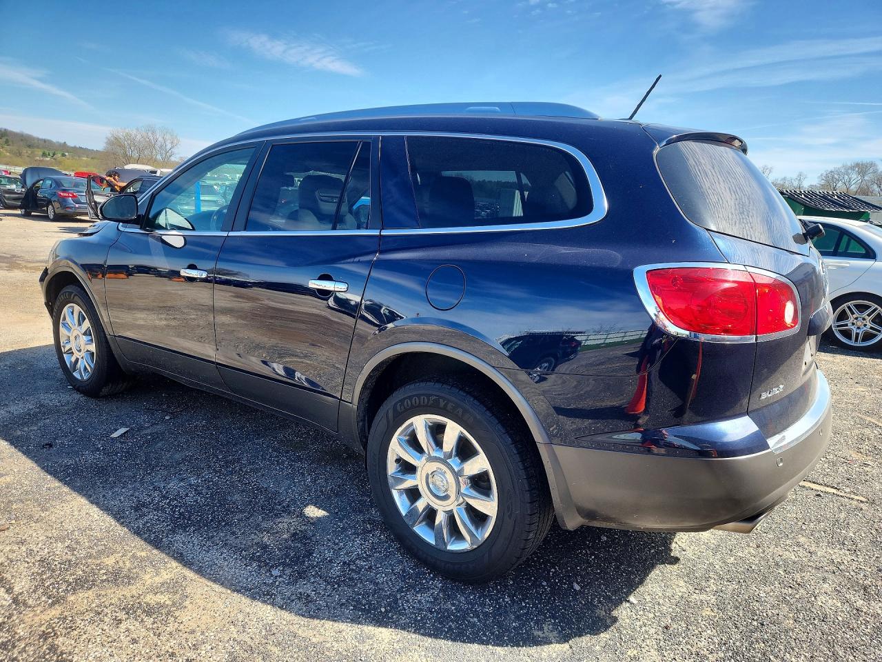2011 Buick Enclave VIN 5GAKRBED3BJ185844 photo 2