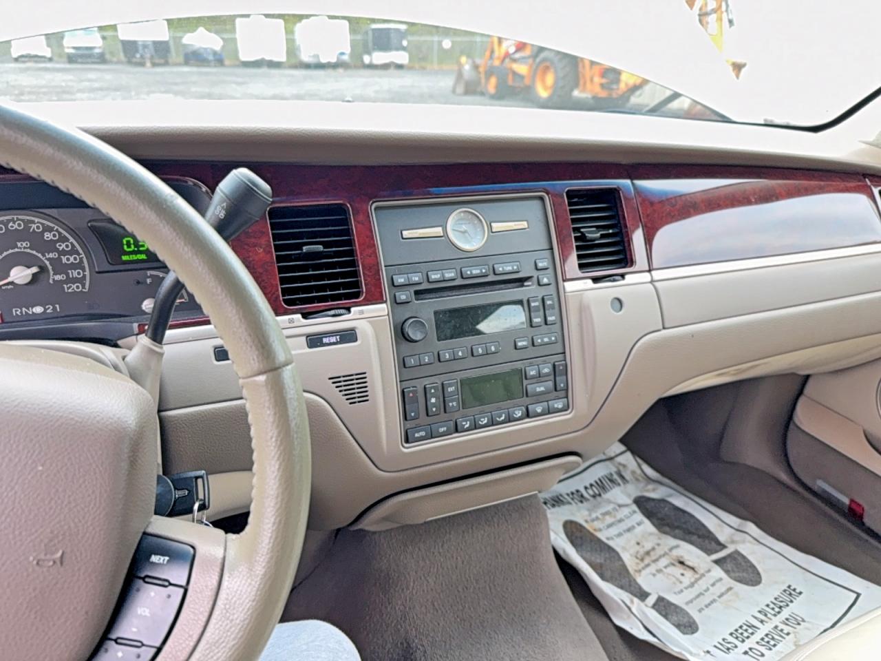 2005 Lincoln Towncar VIN 1LNHM81W35Y668923 photo 9