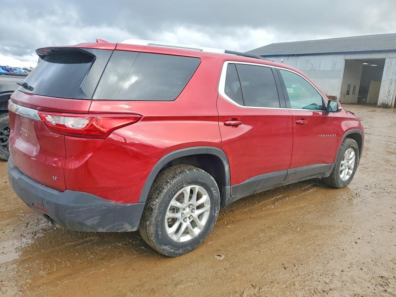 2018 Chevrolet Traverse VIN 1GNEVGKW6JJ140588 photo 3