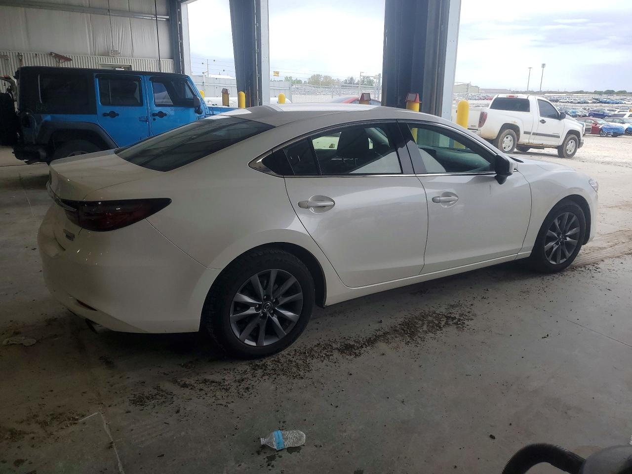 2018 Mazda 6 VIN JM1GL1UM8J1311857 photo 3