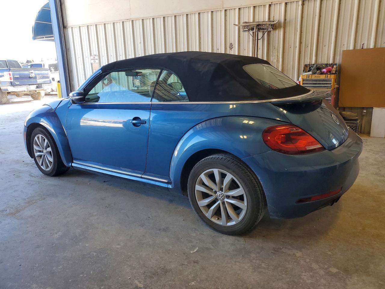2017 Volkswagen Beetle VIN 3VW517AT7HM813992 photo 2