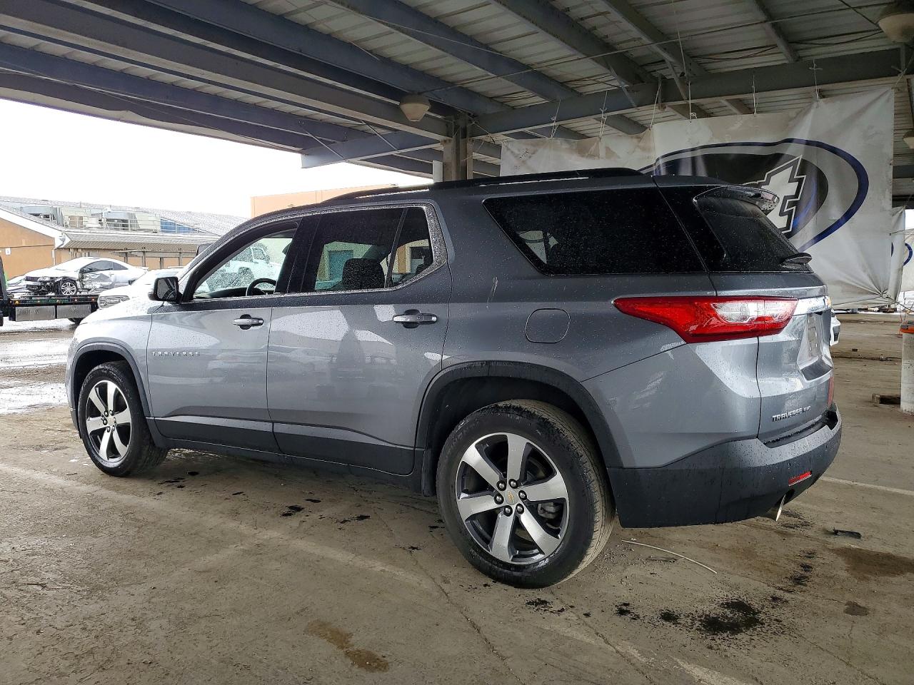 2019 Chevrolet Traverse VIN 1GNEVHKW4KJ255973 photo 2