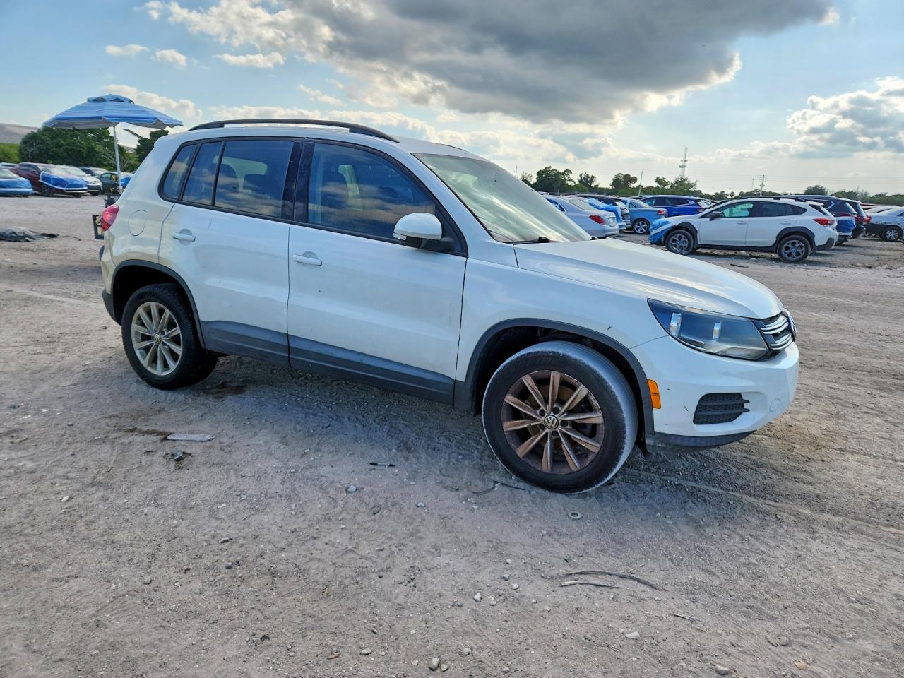 2017 Volkswagen Tiguan VIN WVGAV7AX7HK046978 photo 4
