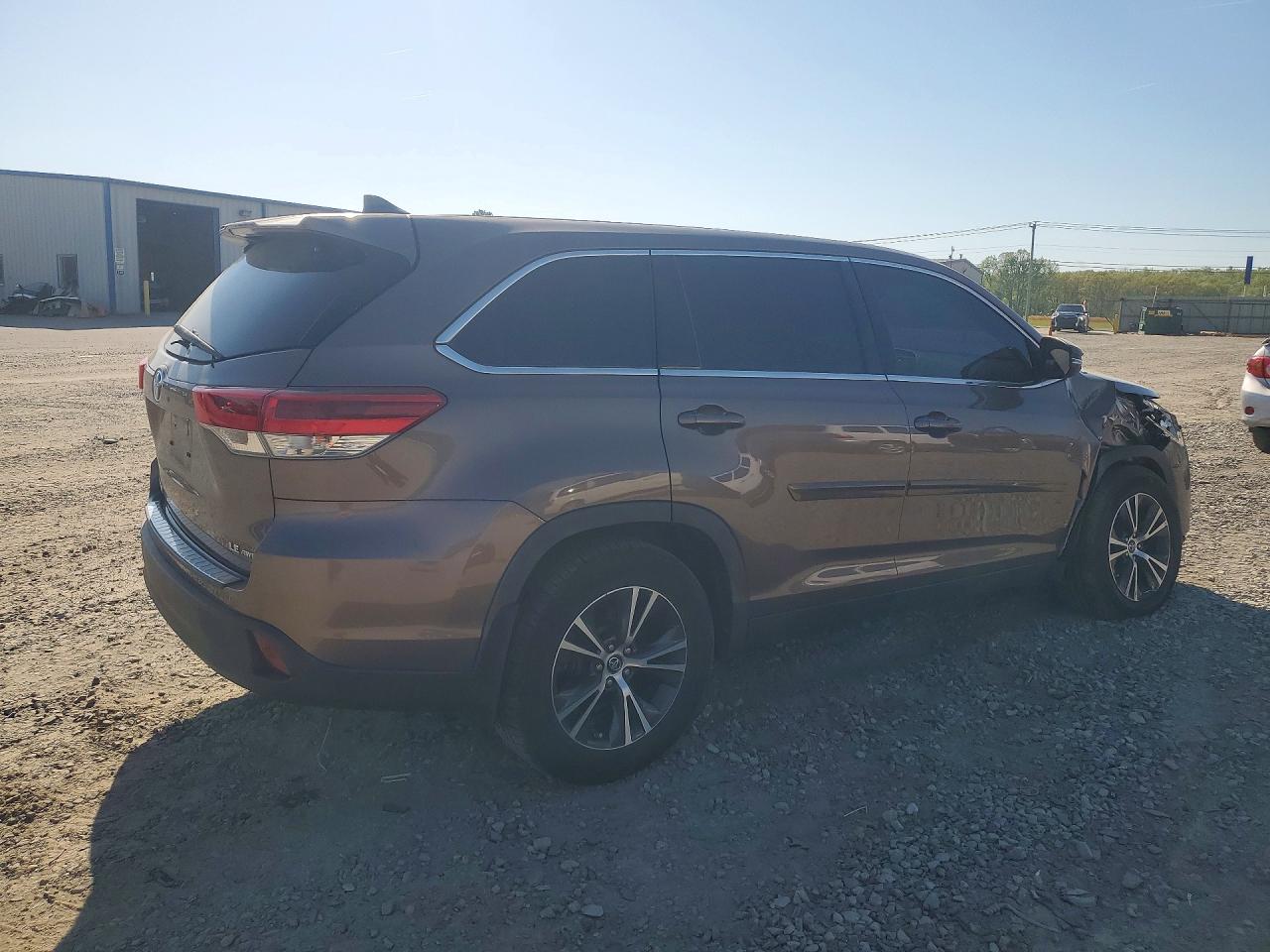 2019 Toyota Highlander VIN 5TDBZRFH7KS700663 photo 3