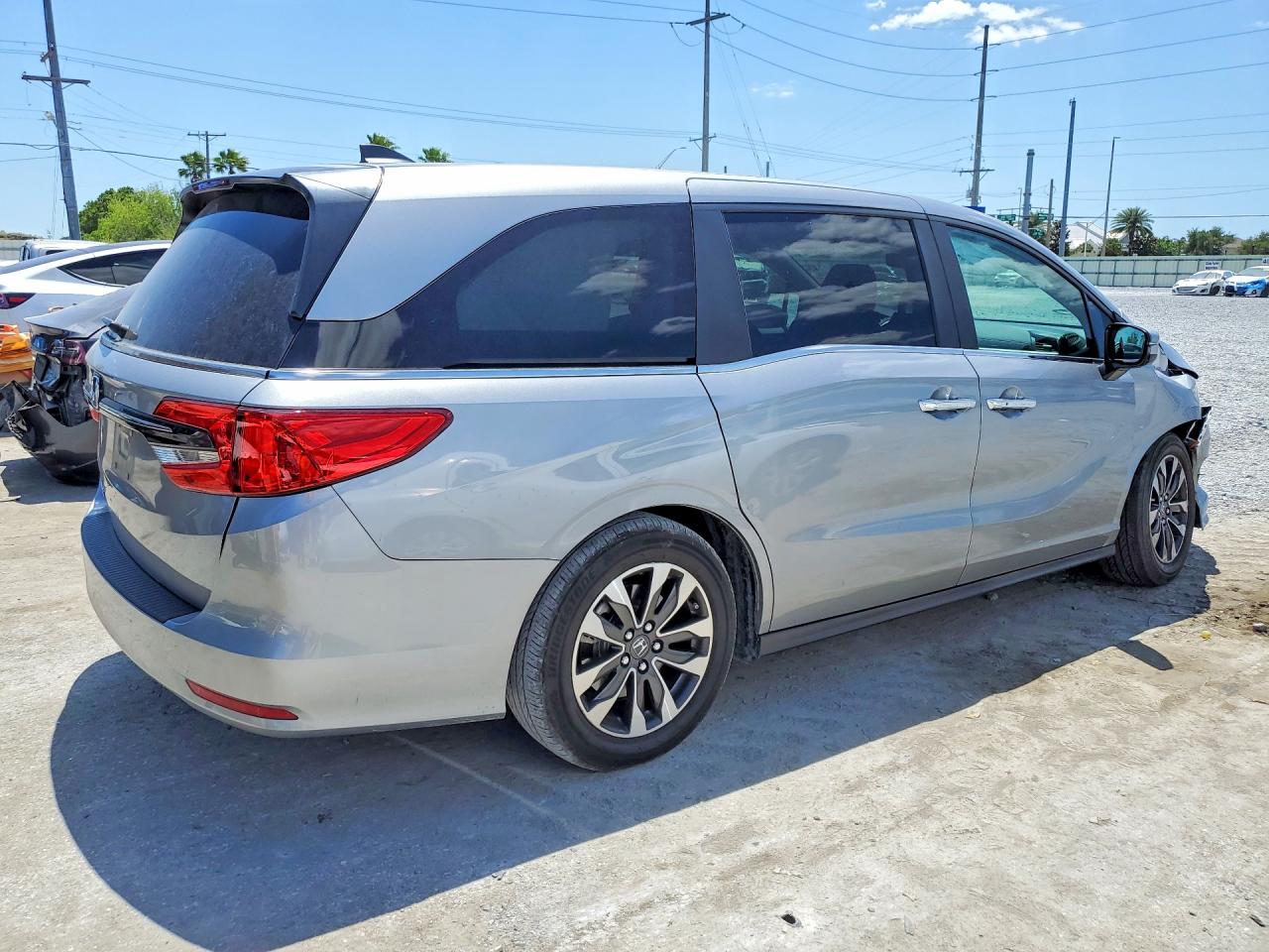 2024 Honda Odyssey VIN 5FNRL6H63RB020767 photo 3