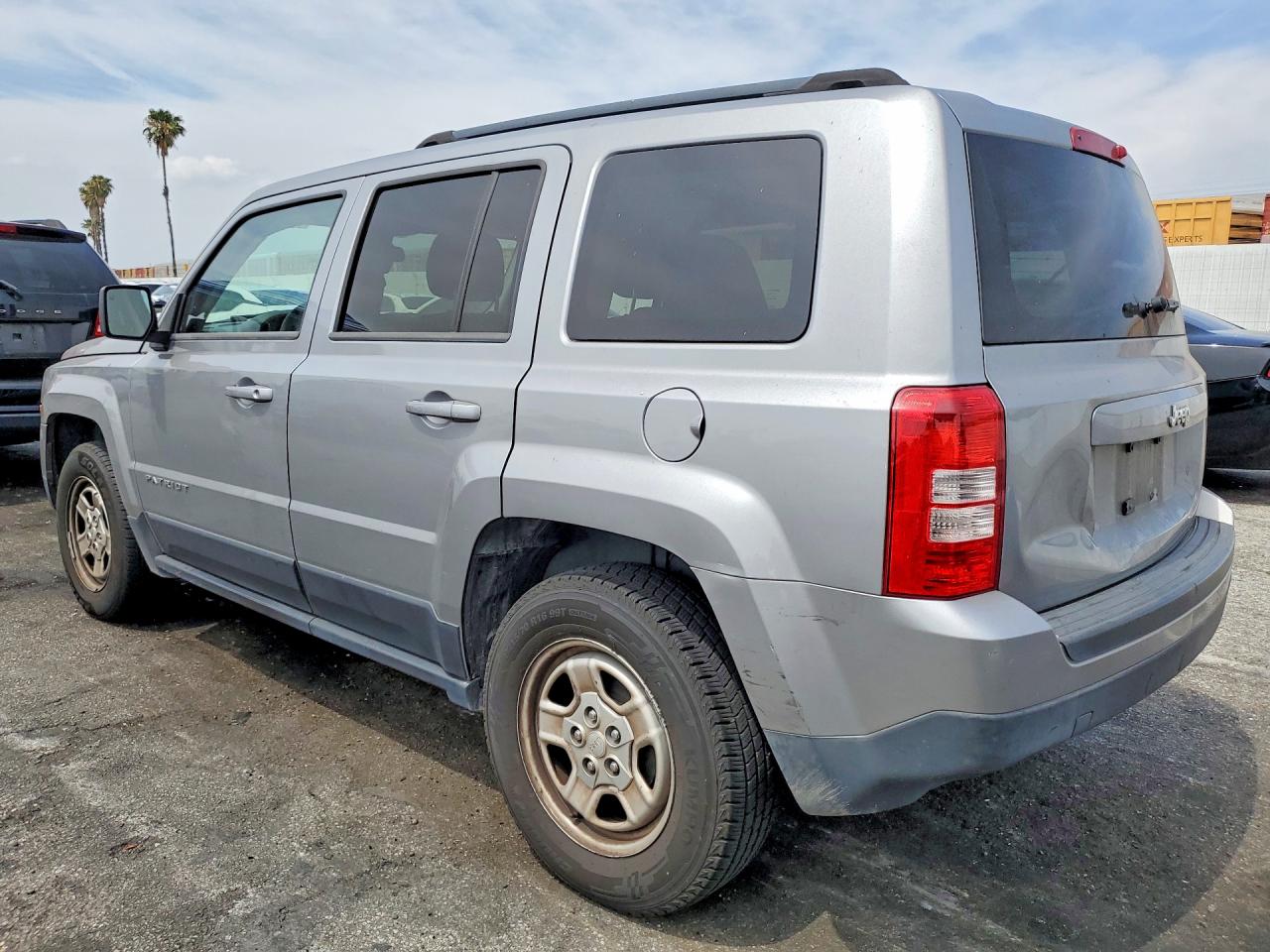 2015 Jeep Patriot VIN 1C4NJPBA0FD285740 photo 2