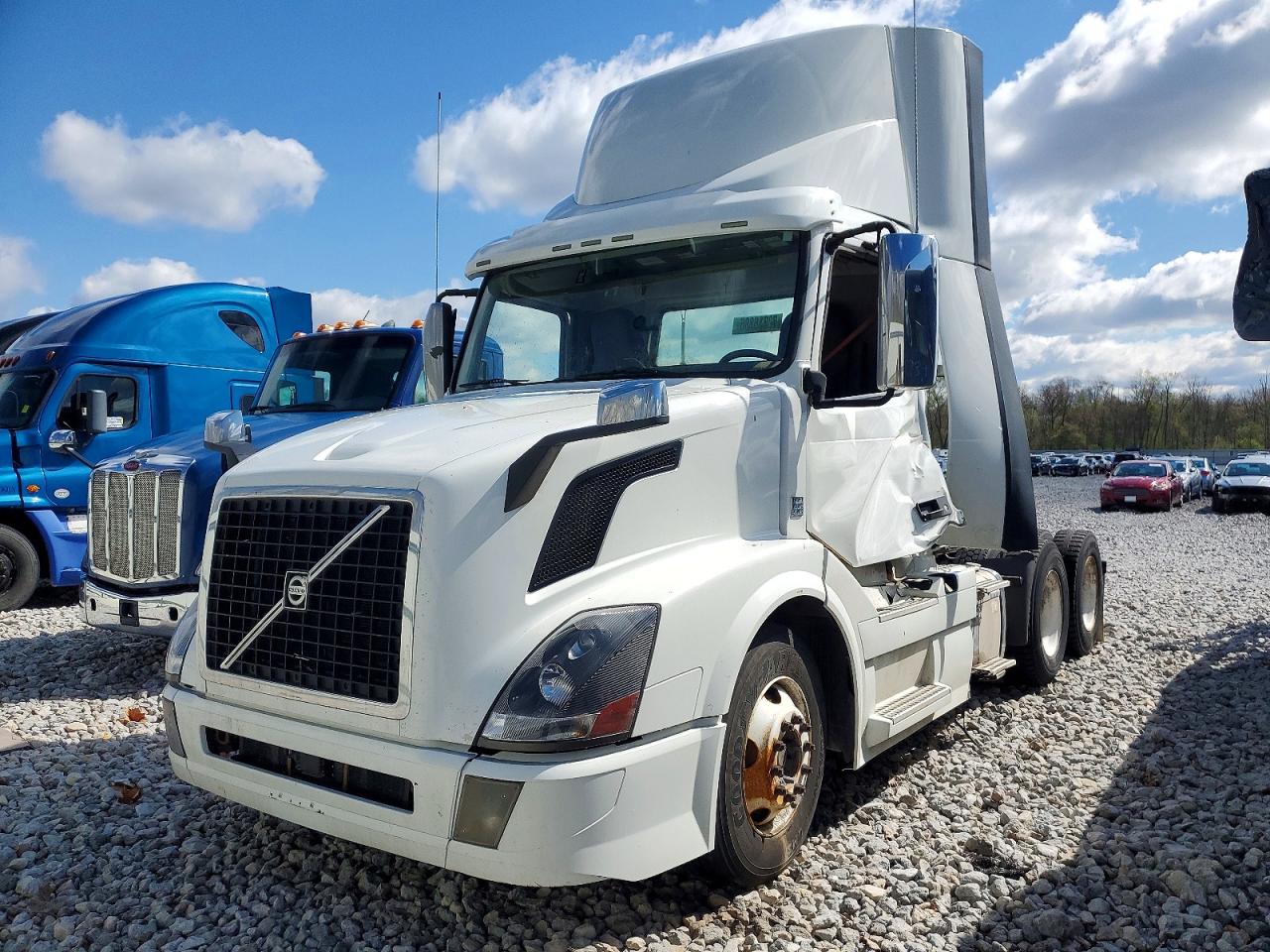 2017 Volvo Vn VIN 4V4NC9EG1HN985628 photo 2